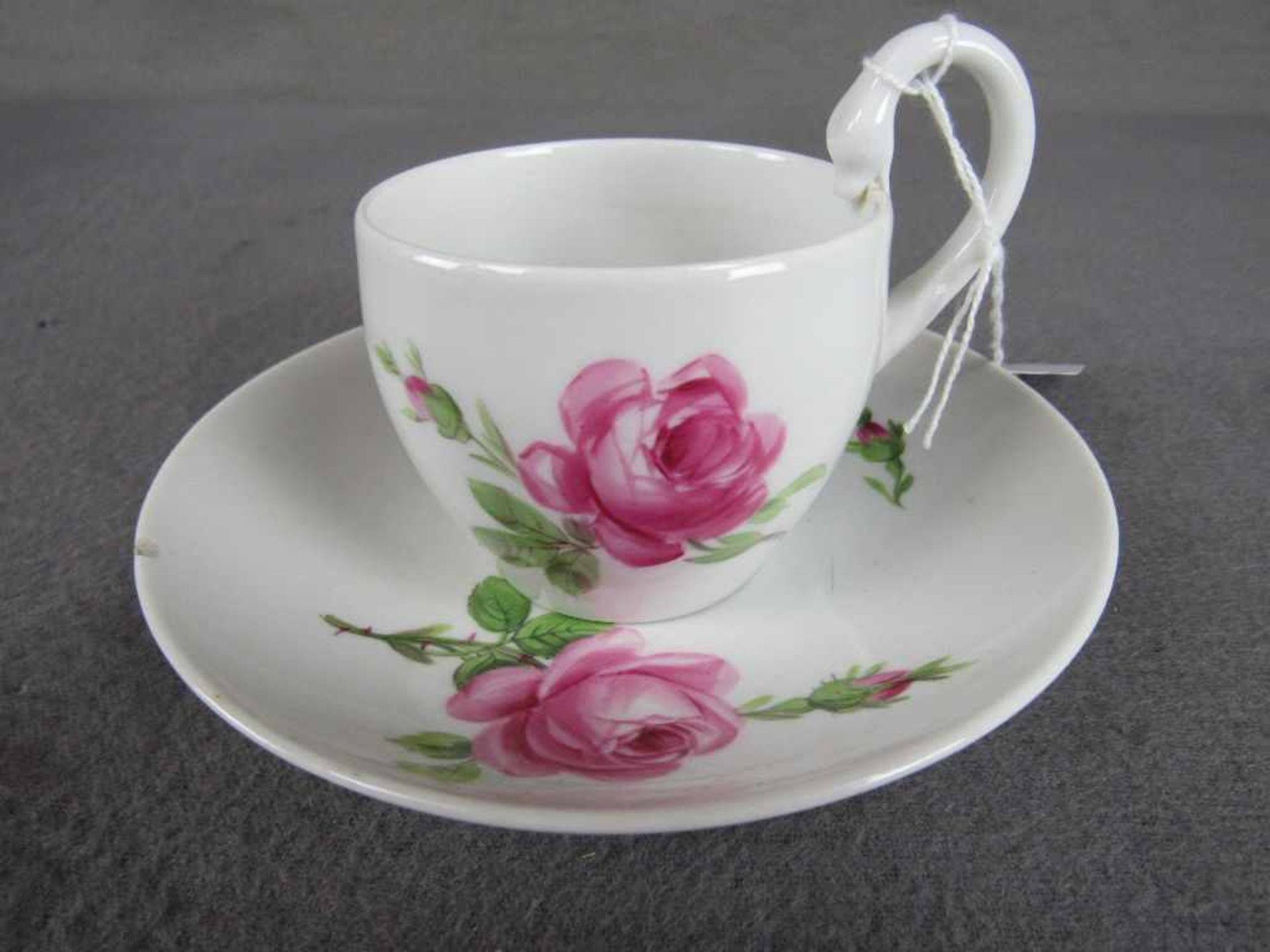 Mokkatasse Meissen Schwertermarke auf Untertasse diese leicht gechipt- - -20.00 % buyer's premium on