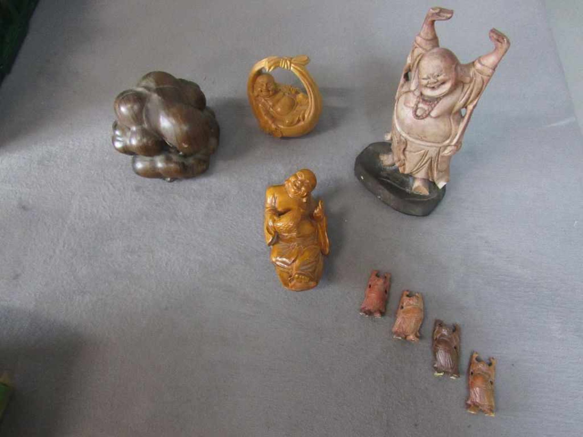 Konvolut von Skulpturen überwiegend Buddha Holzschnitzerein- - -20.00 % buyer's premium on the