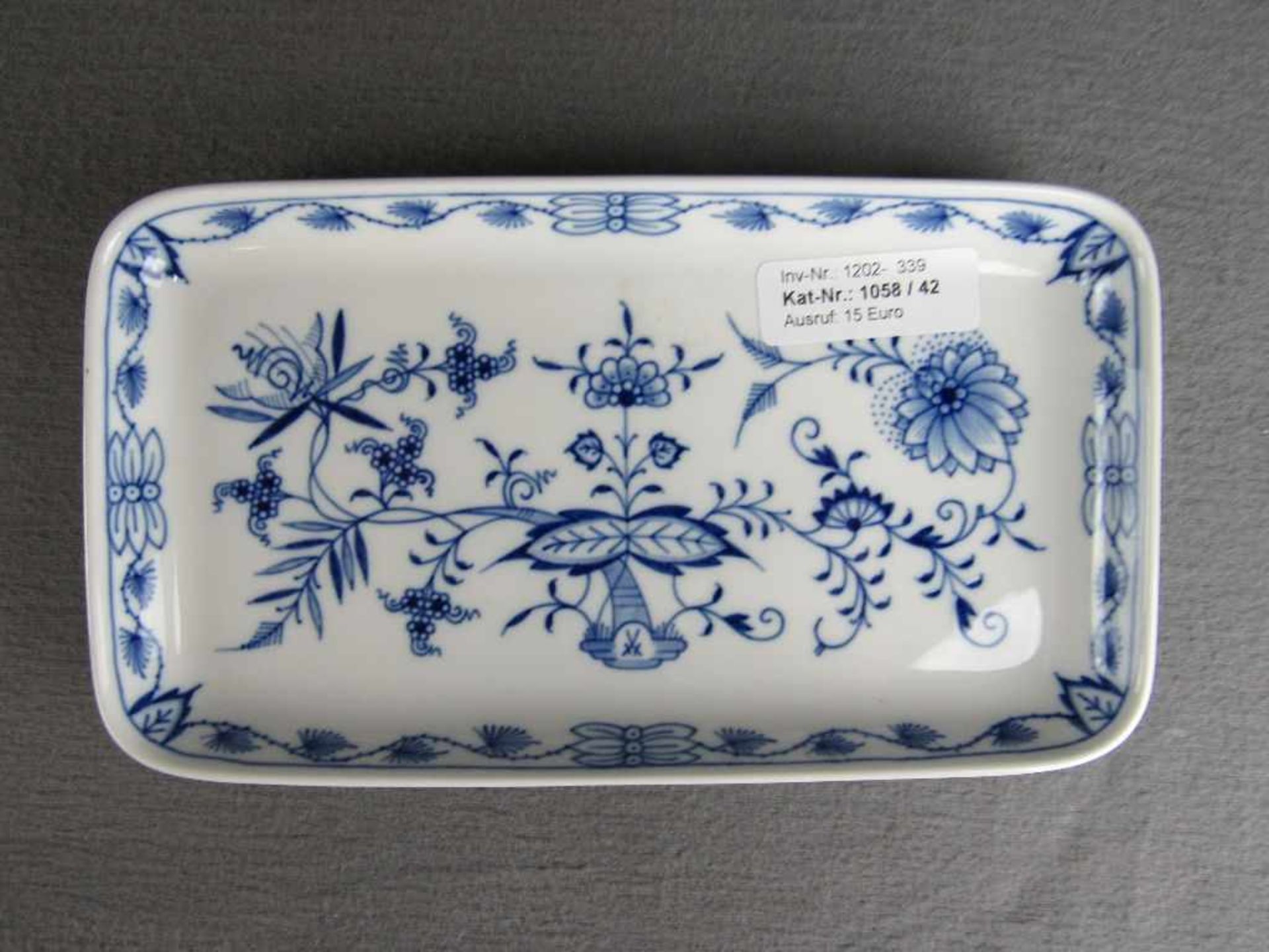 Meissen Schwertermarke Schale mit Zwiebelmuster 23x13cm- - -20.00 % buyer's premium on the hammer