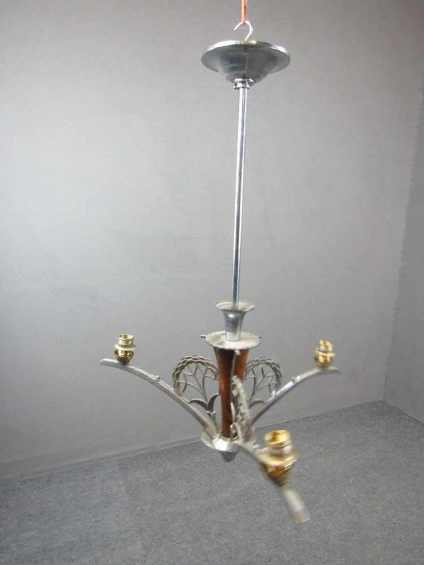 Deckenlampe Jugendstil um 1920 Metall und Holz dreiflammig 68cm hoch- - -20.00 % buyer's premium - Bild 2 aus 5