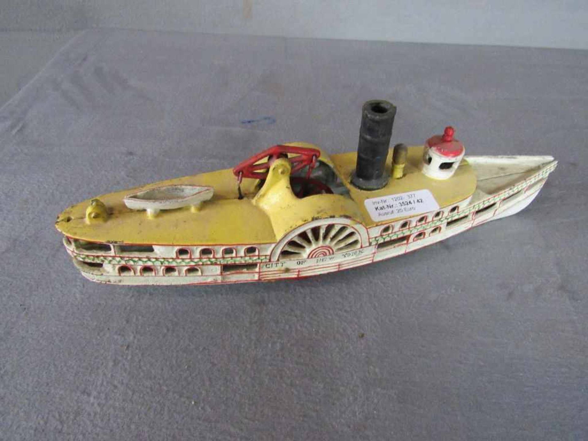 Gußeisernes Spielzeugschiff Raddampfer mechanisch 38cm lang- - -20.00 % buyer's premium on the