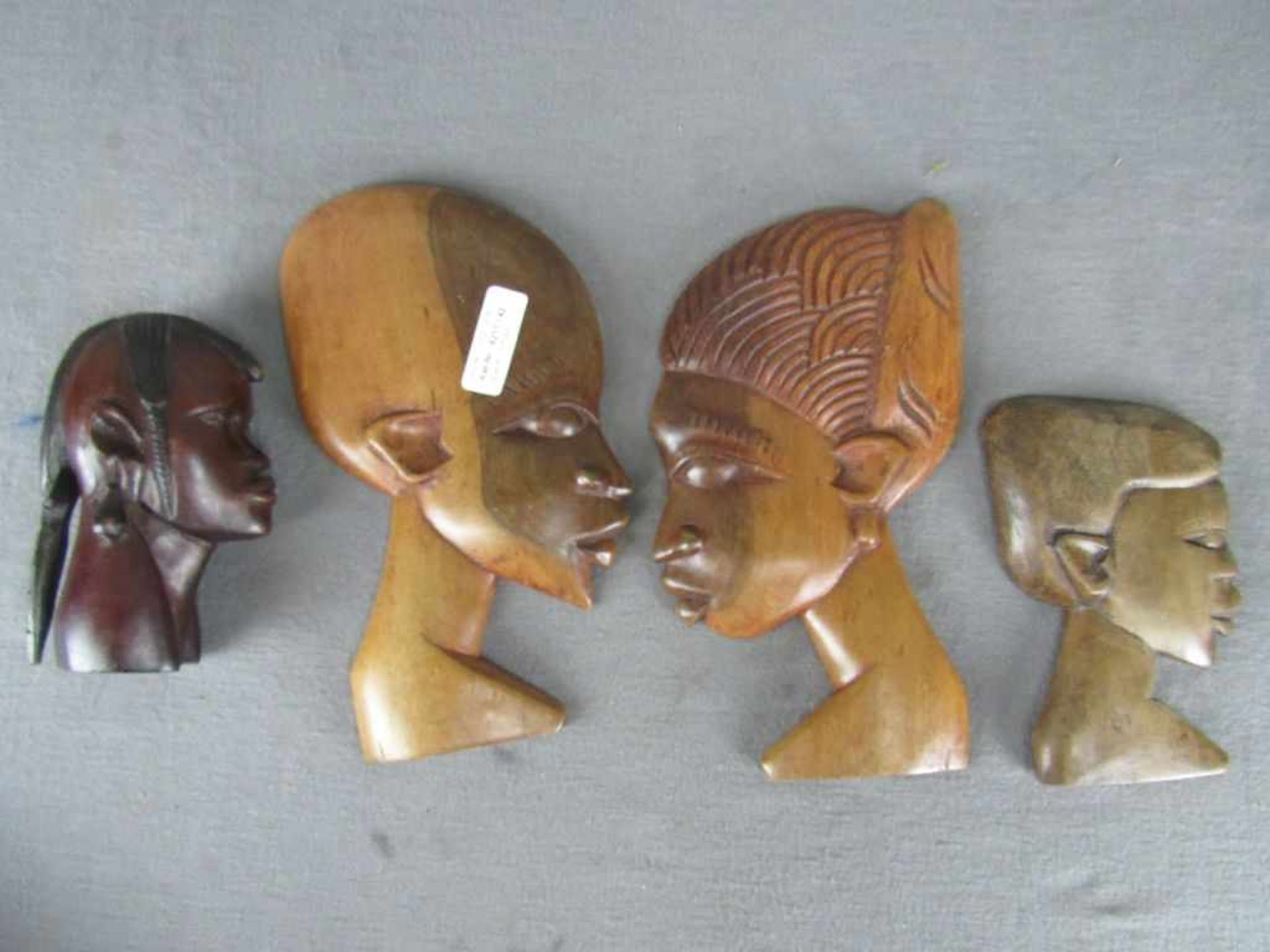 Konvolut von 4 afrikanischen Holzskulpturen handgeschnitzt- - -20.00 % buyer's premium on the hammer