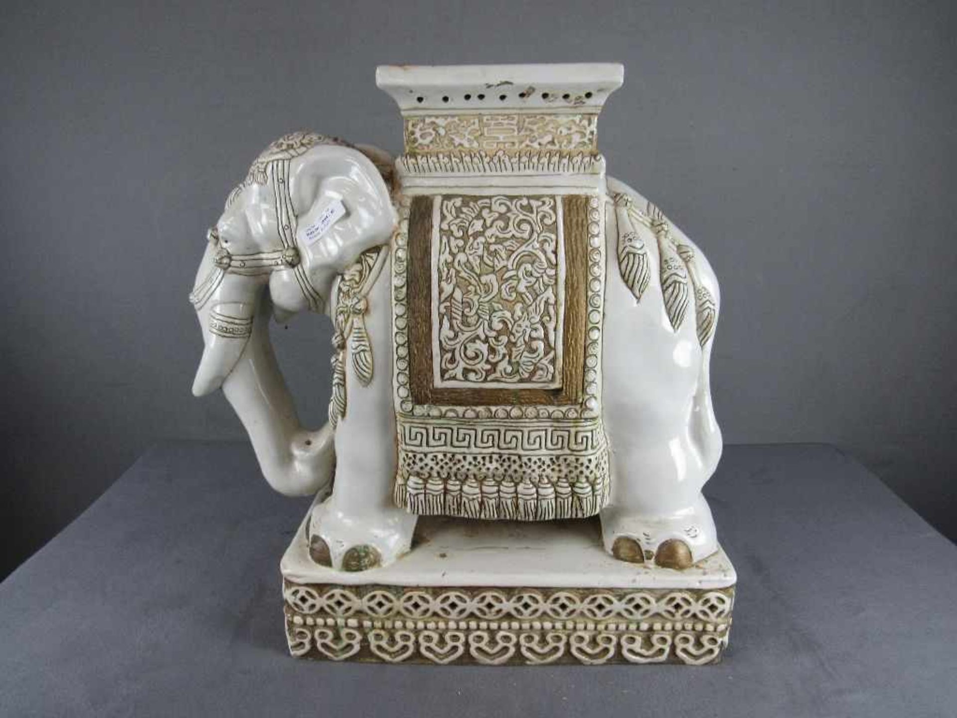 Asiatischer Elefant lasierte Keramik als Blumensäule verwendbar- - -20.00 % buyer's premium on the