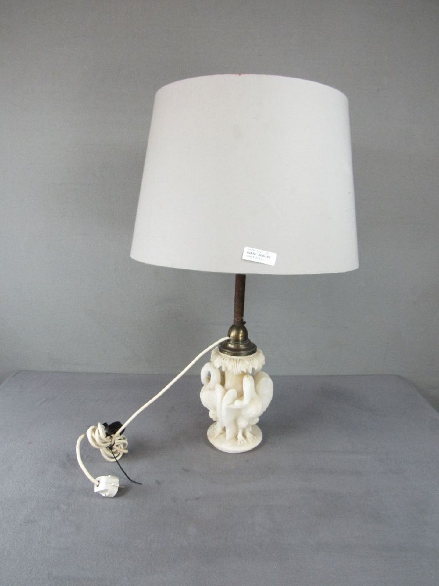 Tischlampe Alabaster Jugendstil umlaufend drei Kraniche schönes Stück um 1920 Höhe:73cm- - -20.