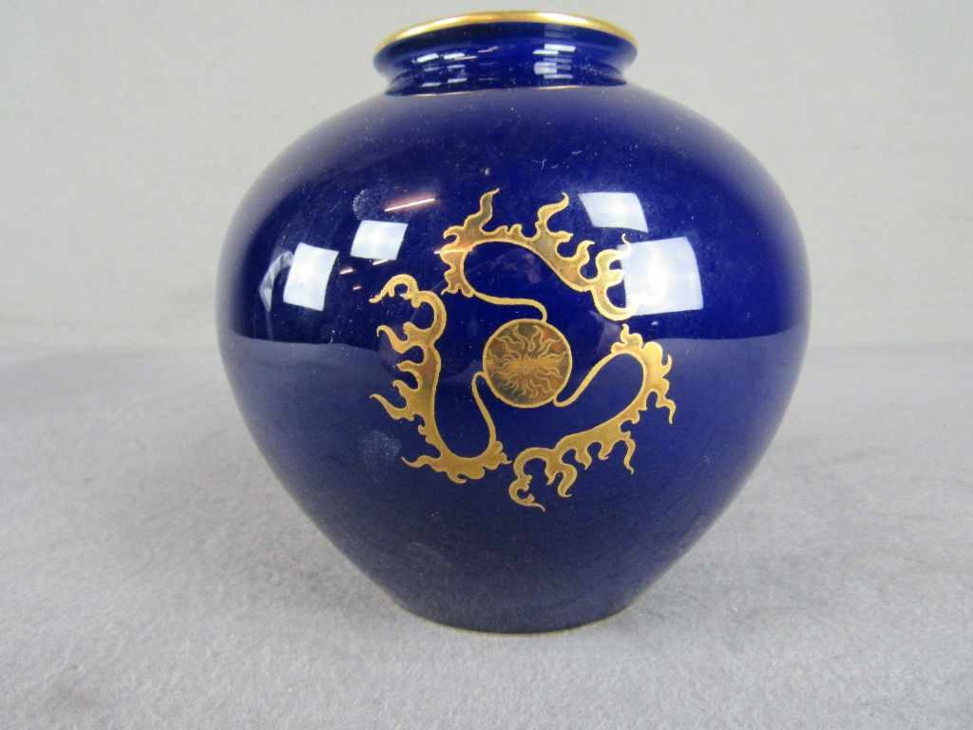 Porzellanvase goldmalerei Drache Rosenthal 14cm hoch- - -20.00 % buyer's premium on the hammer - Bild 2 aus 4