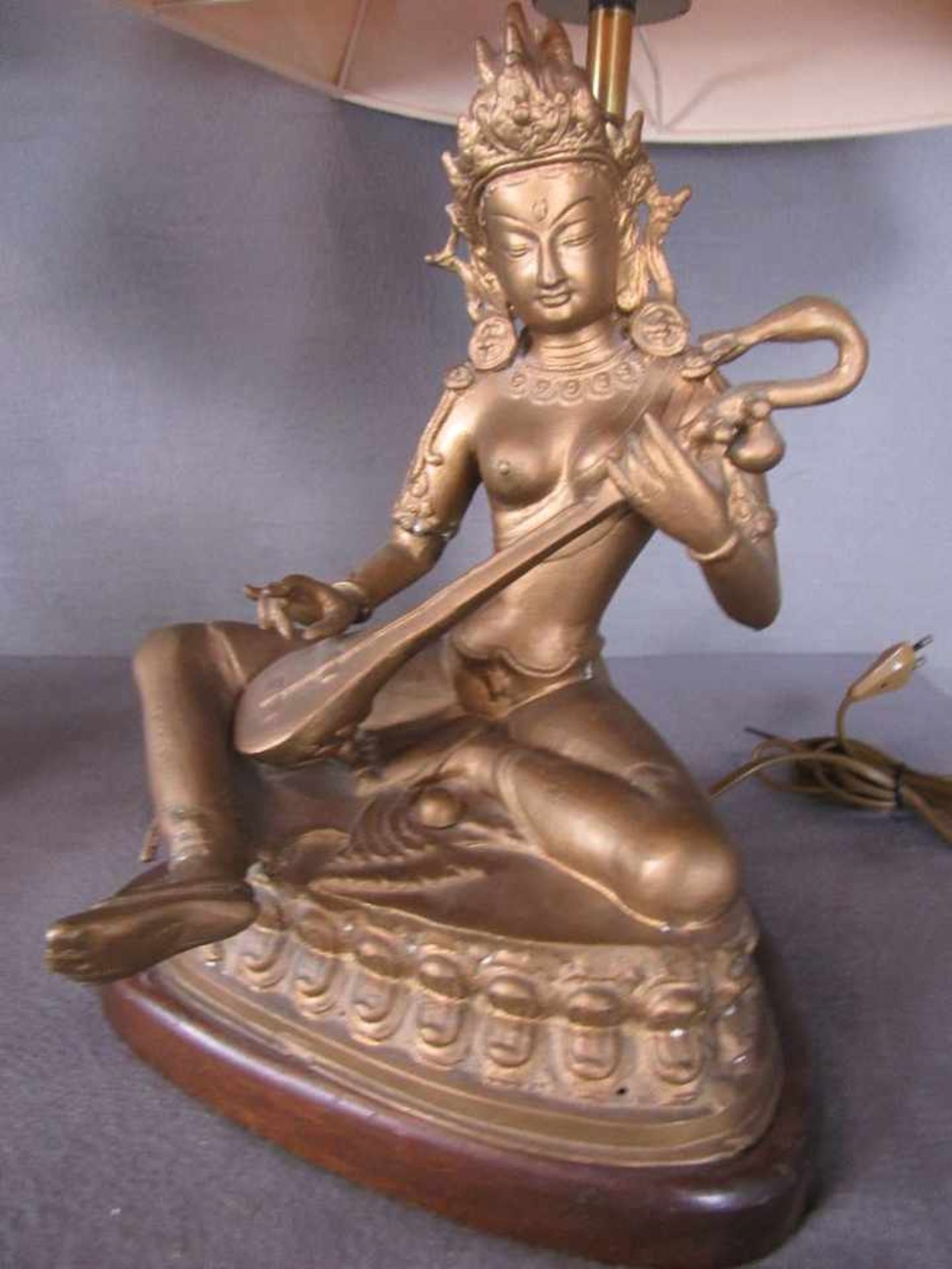 Ein Paar asiatische Skulpturenlampen Bronze/Messingguß auf Holzsockel Laute spielend Höhe:64cm- - - - Image 3 of 4