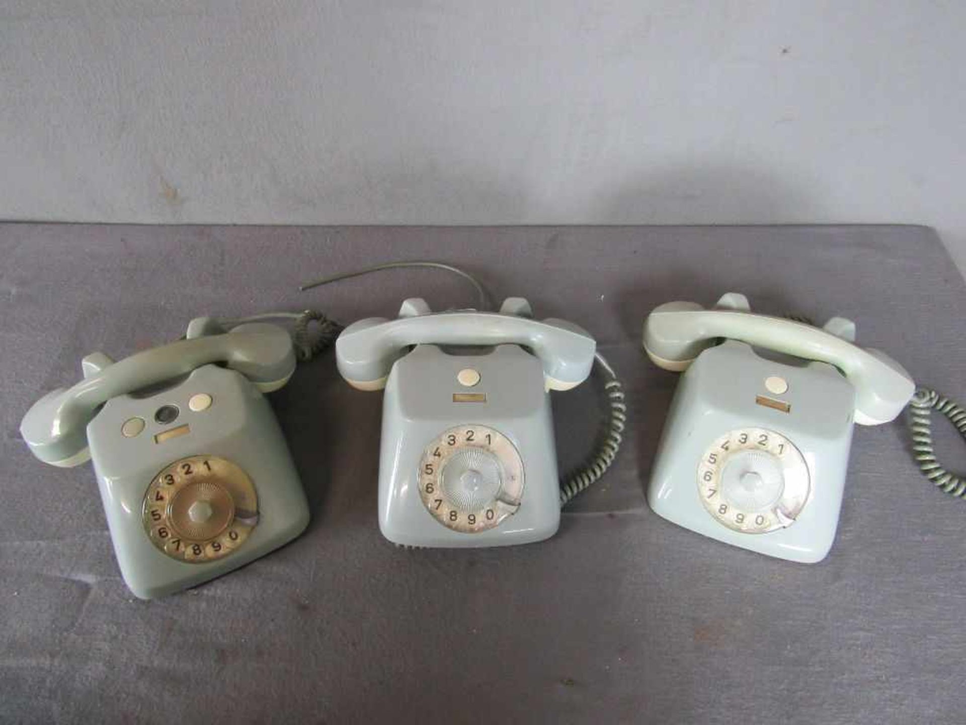 Drei Telefone Space Age grau- - -20.00 % buyer's premium on the hammer price19.00 % VAT on buyer's