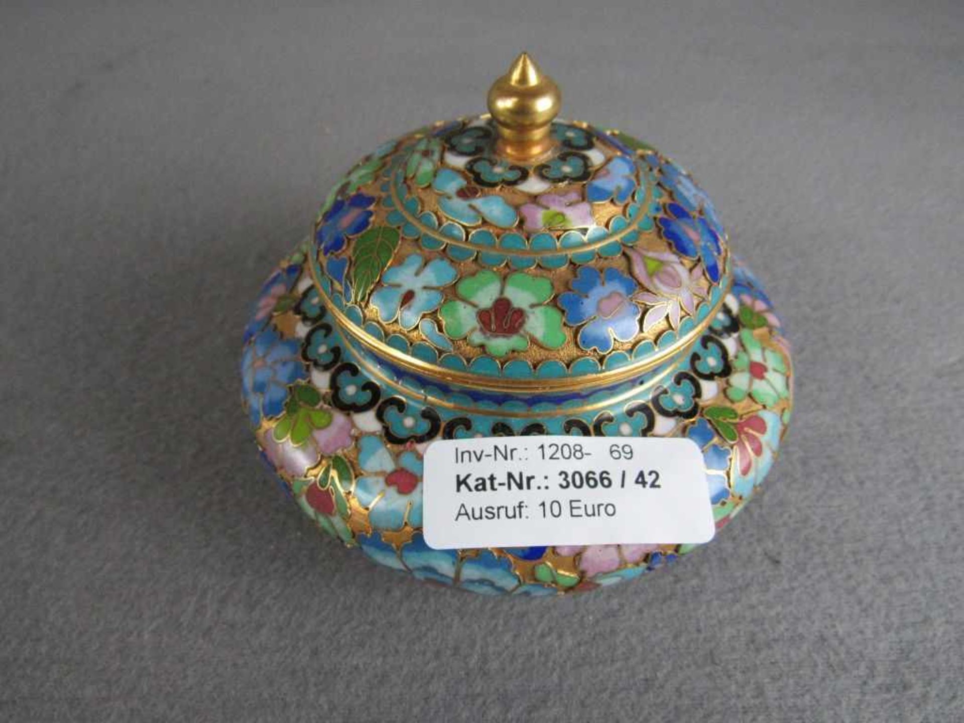 Aisatische Deckeldose Cloisonne Durchmesser 12cm- - -20.00 % buyer's premium on the hammer price19.