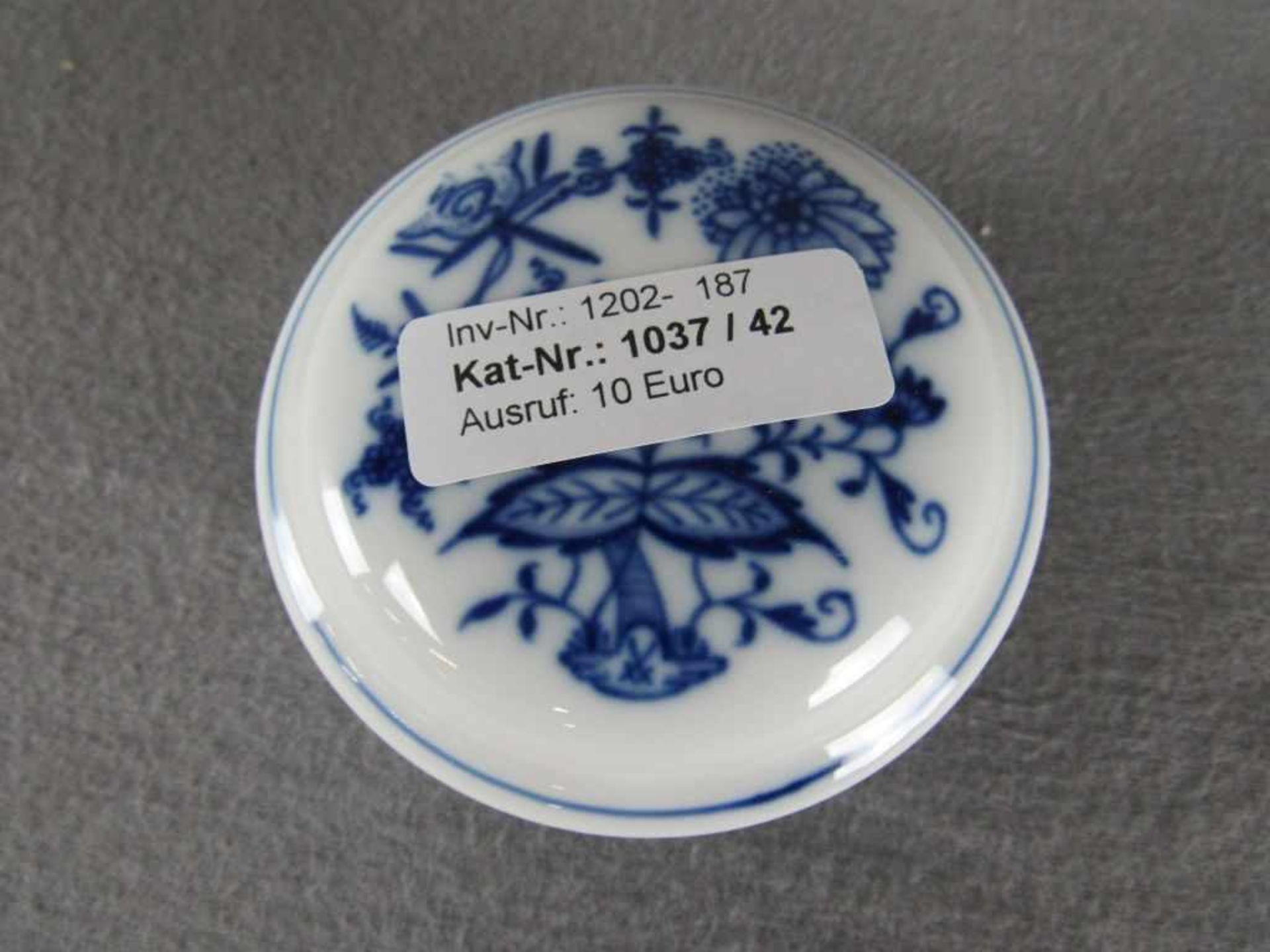 Meissen Schwertermarke Deckeldose Durchmesser 9cm- - -20.00 % buyer's premium on the hammer