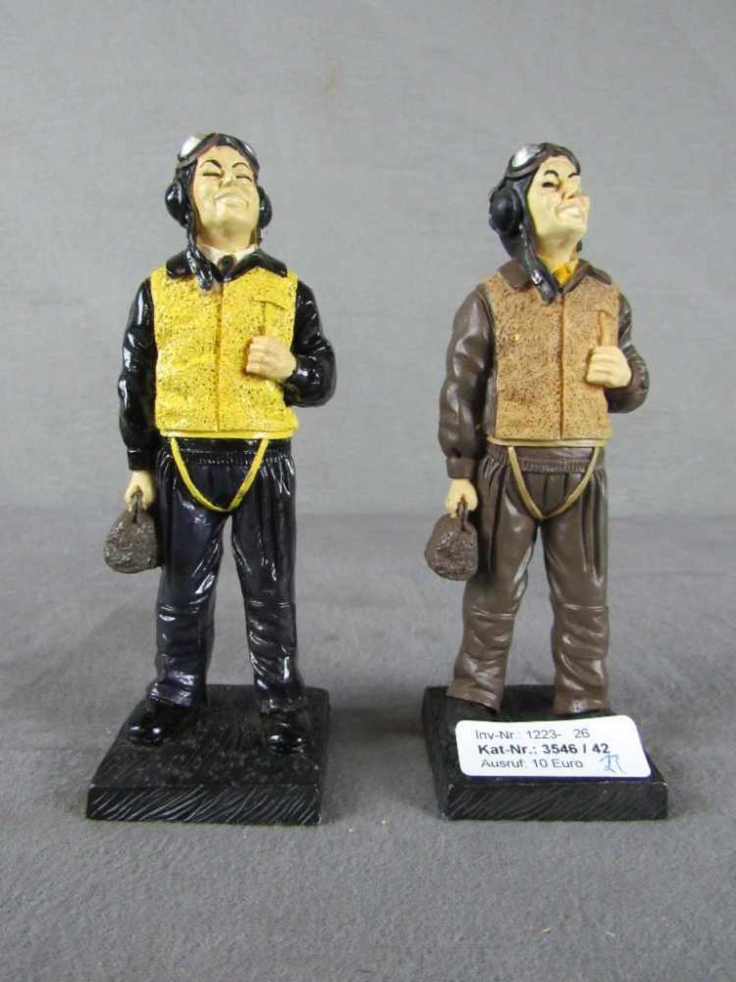 Zwei Figuren Piloten- - -20.00 % buyer's premium on the hammer price19.00 % VAT on buyer's premium