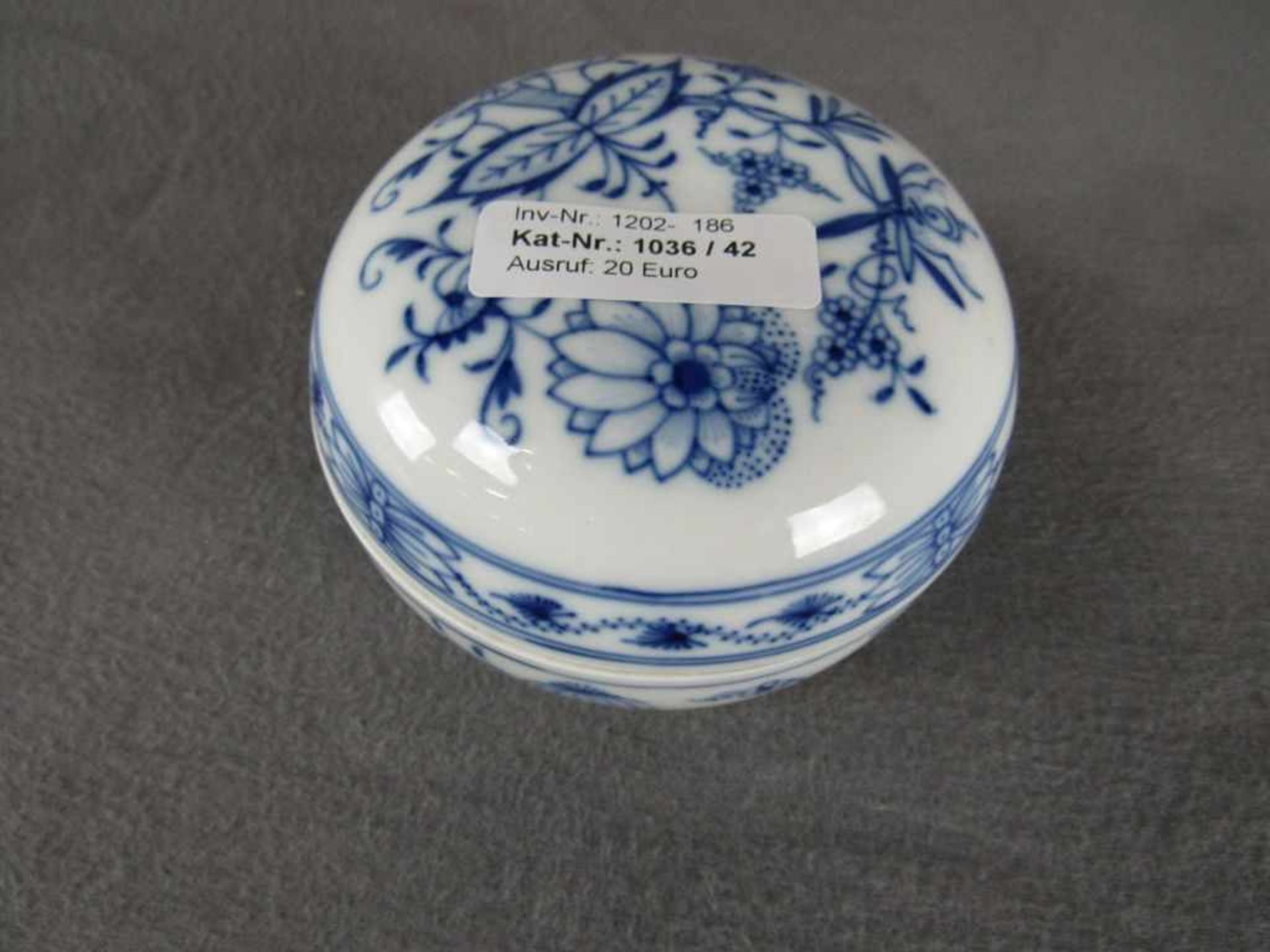 Meissen Schwertermarke Deckeldose Durchmesser 12cm- - -20.00 % buyer's premium on the hammer