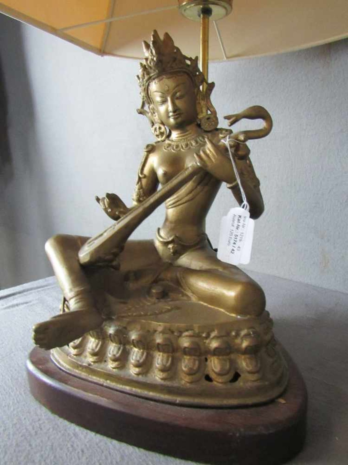 Ein Paar asiatische Skulpturenlampen Bronze/Messingguß auf Holzsockel Laute spielend Höhe:64cm- - - - Image 4 of 4
