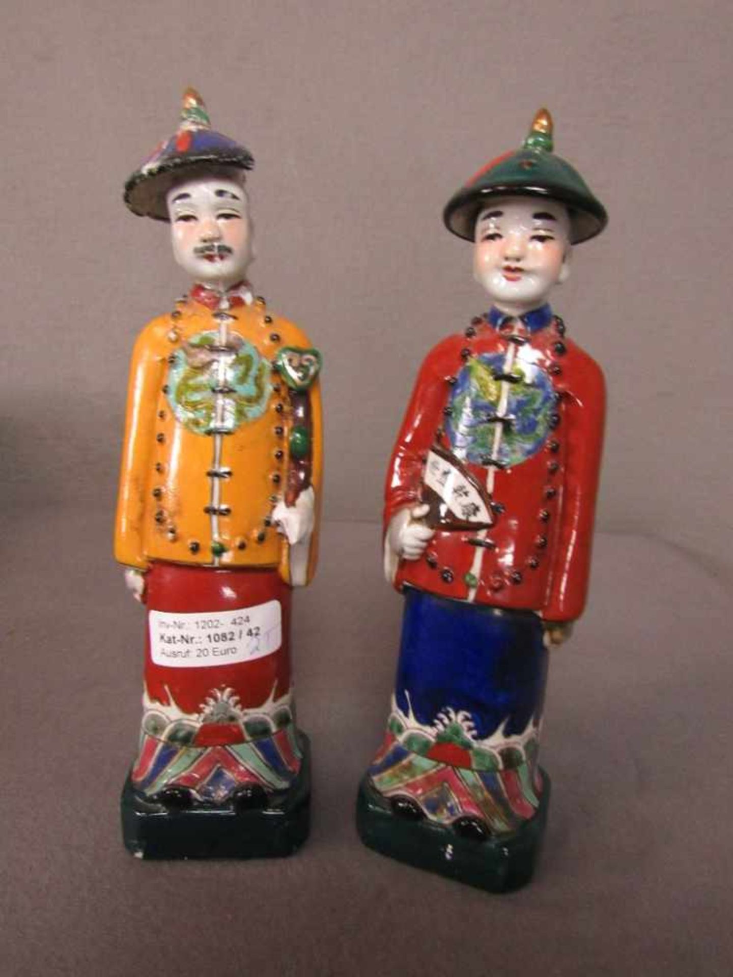 Zwei Japanische Porzellanfiguren beide mit Pressmarke 1x stark bestoßen Höhe:26,5cm- - -20.00 %