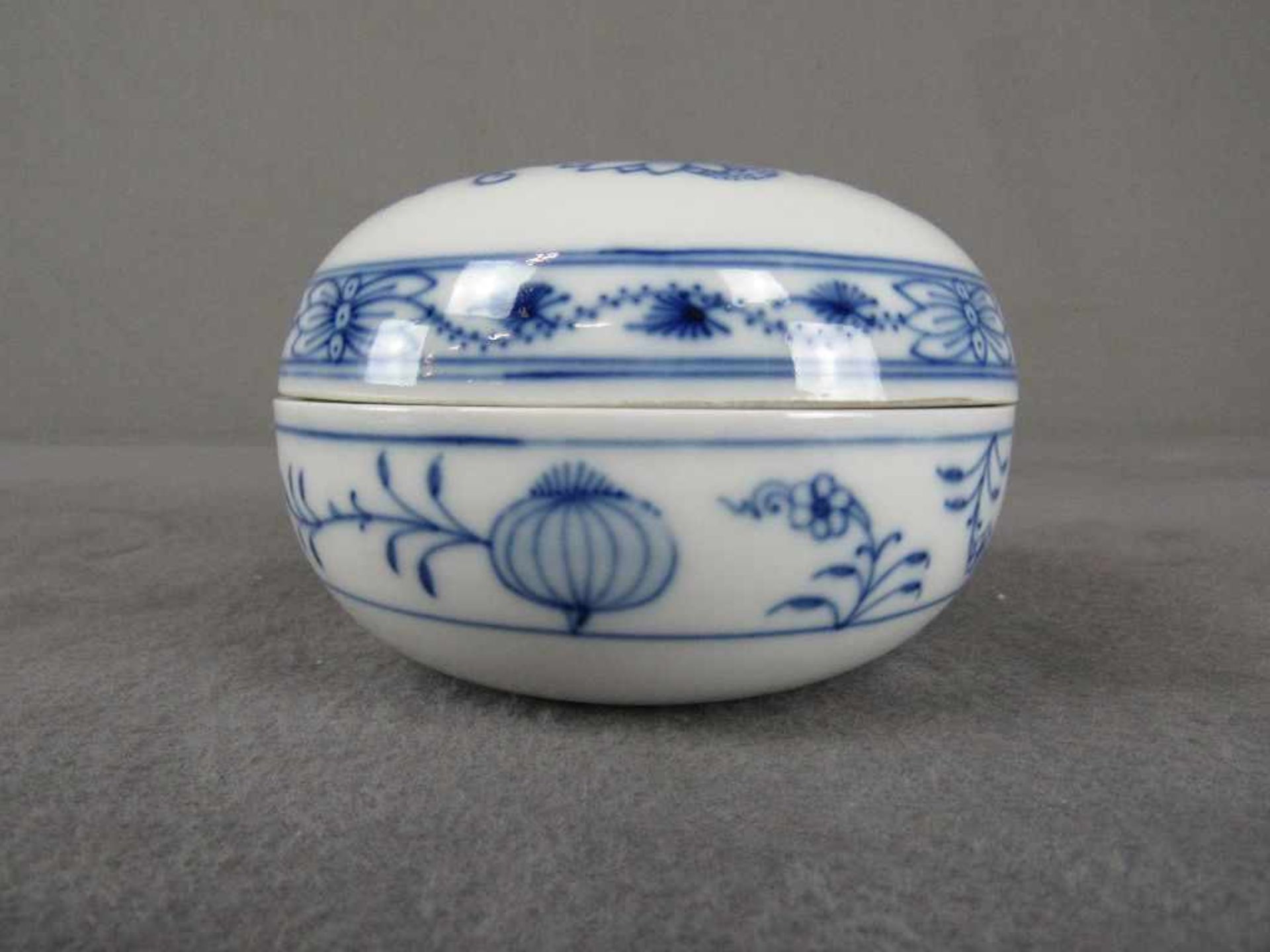 Meissen Schwertermarke Deckeldose Durchmesser 12cm- - -20.00 % buyer's premium on the hammer - Image 3 of 5