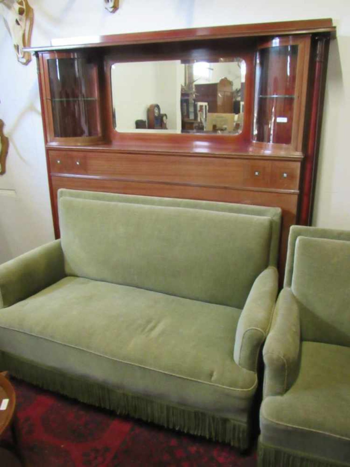 Jugendstil Sofa mit Vitrinen und Spiegelumrandung dazu noch 2 zugehörige Sessel. Sehr guter - Bild 2 aus 3