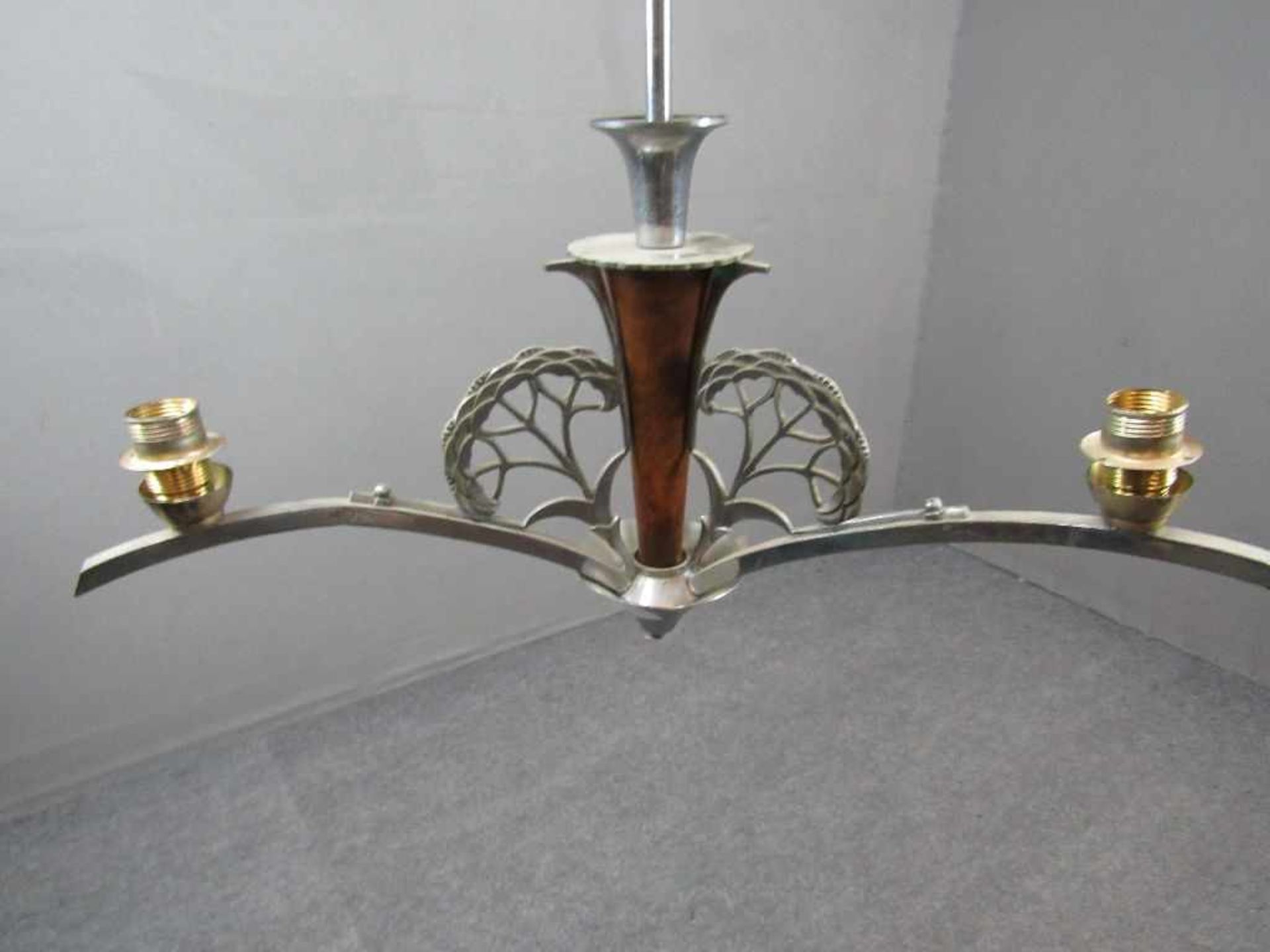 Deckenlampe Jugendstil um 1920 Metall und Holz dreiflammig 68cm hoch- - -20.00 % buyer's premium - Bild 3 aus 5