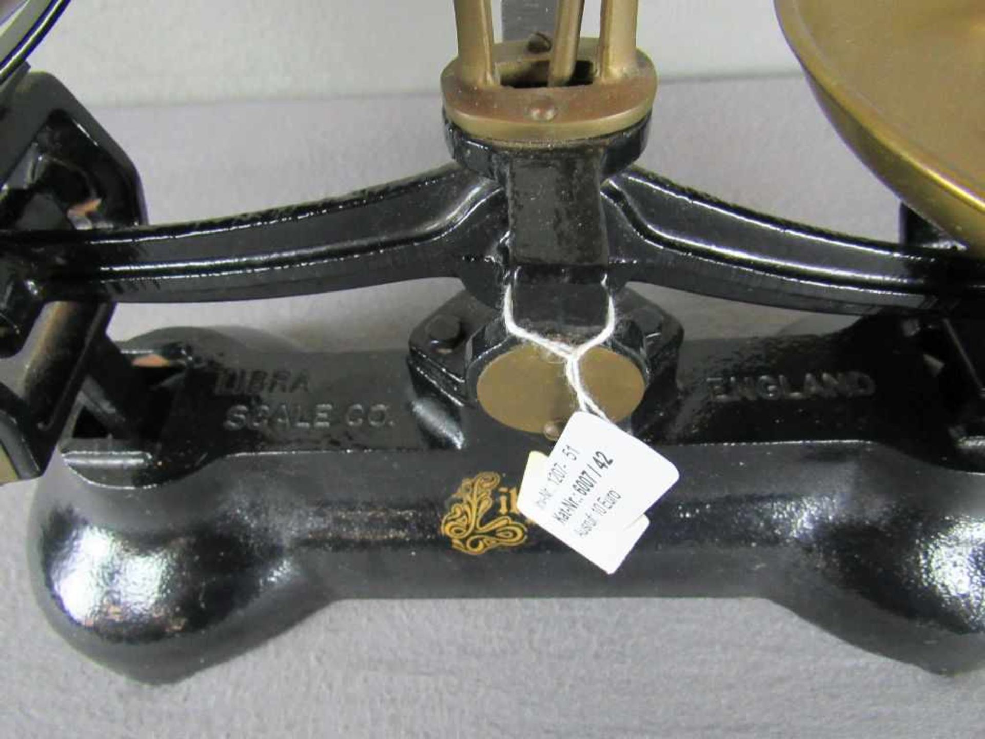 Tischwaage um 1900 England 41cm breit- - -20.00 % buyer's premium on the hammer price19.00 % VAT - Bild 3 aus 6
