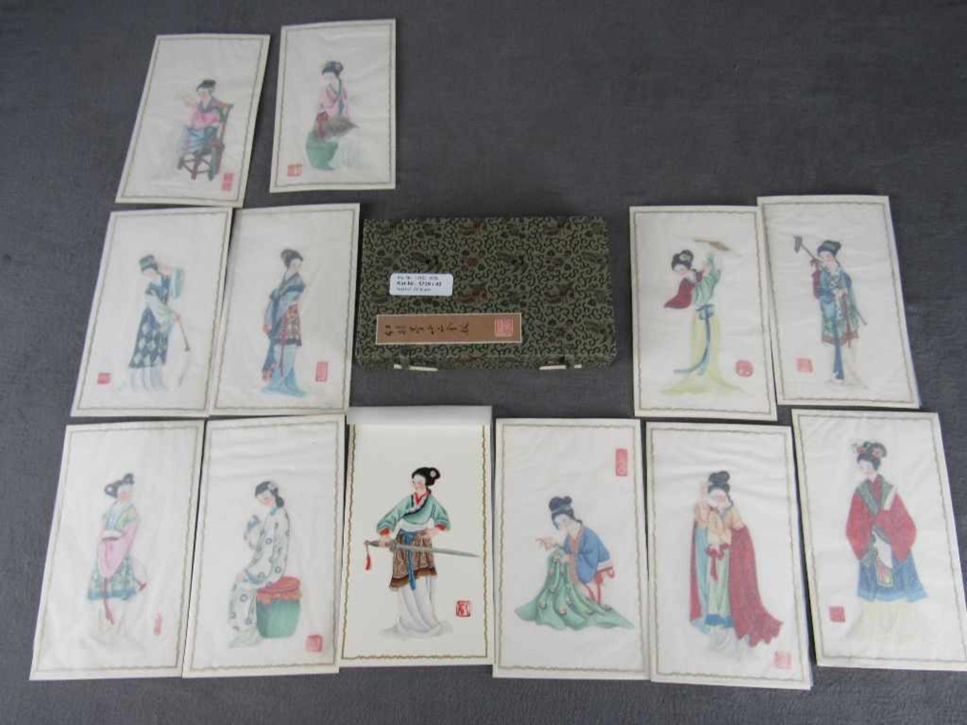 China Bilder teilweise Kostüme aus Theaterstück teilweise Seide auf Papier in schöner Schatulle