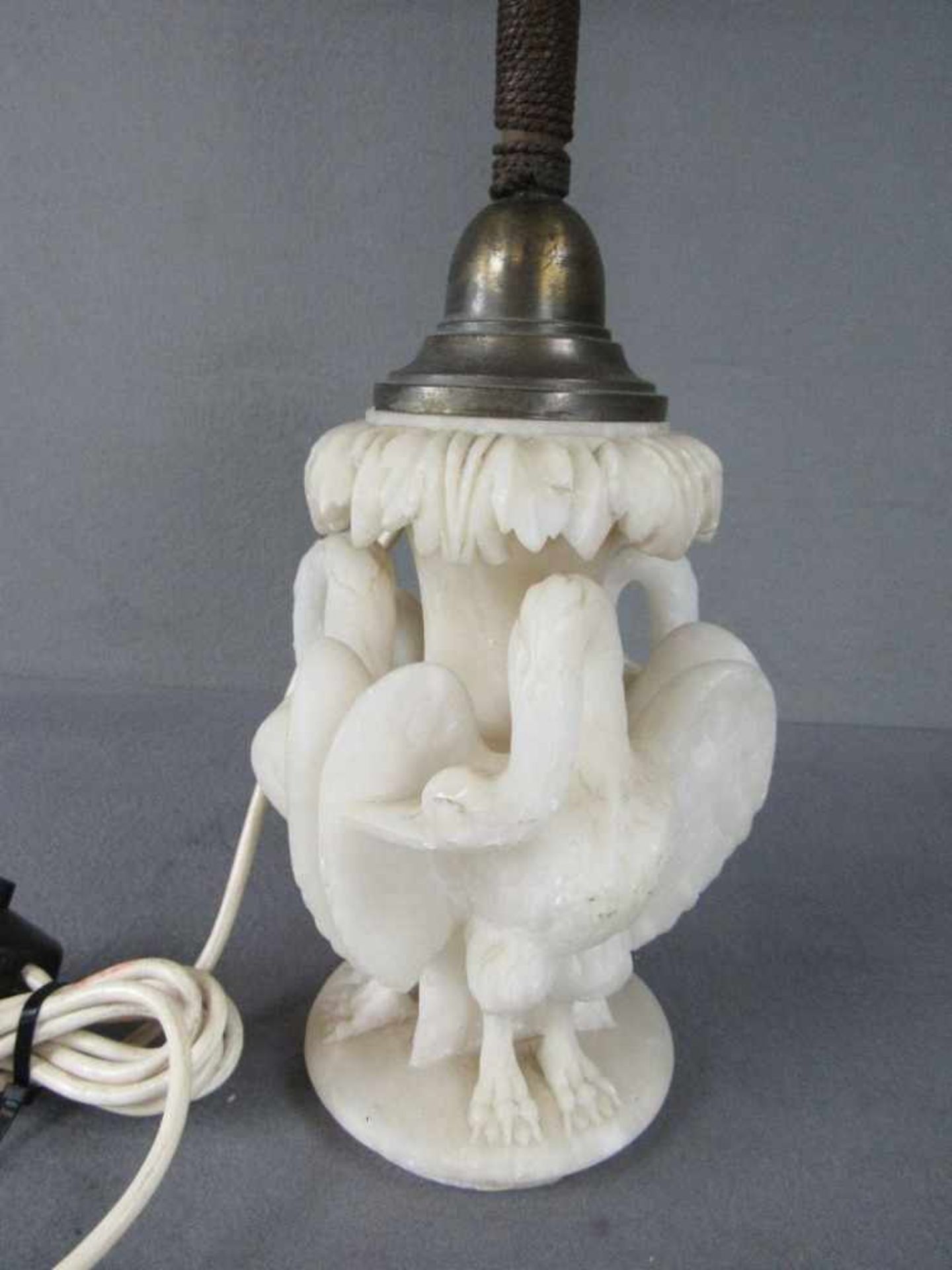 Tischlampe Alabaster Jugendstil umlaufend drei Kraniche schönes Stück um 1920 Höhe:73cm- - -20. - Image 3 of 4