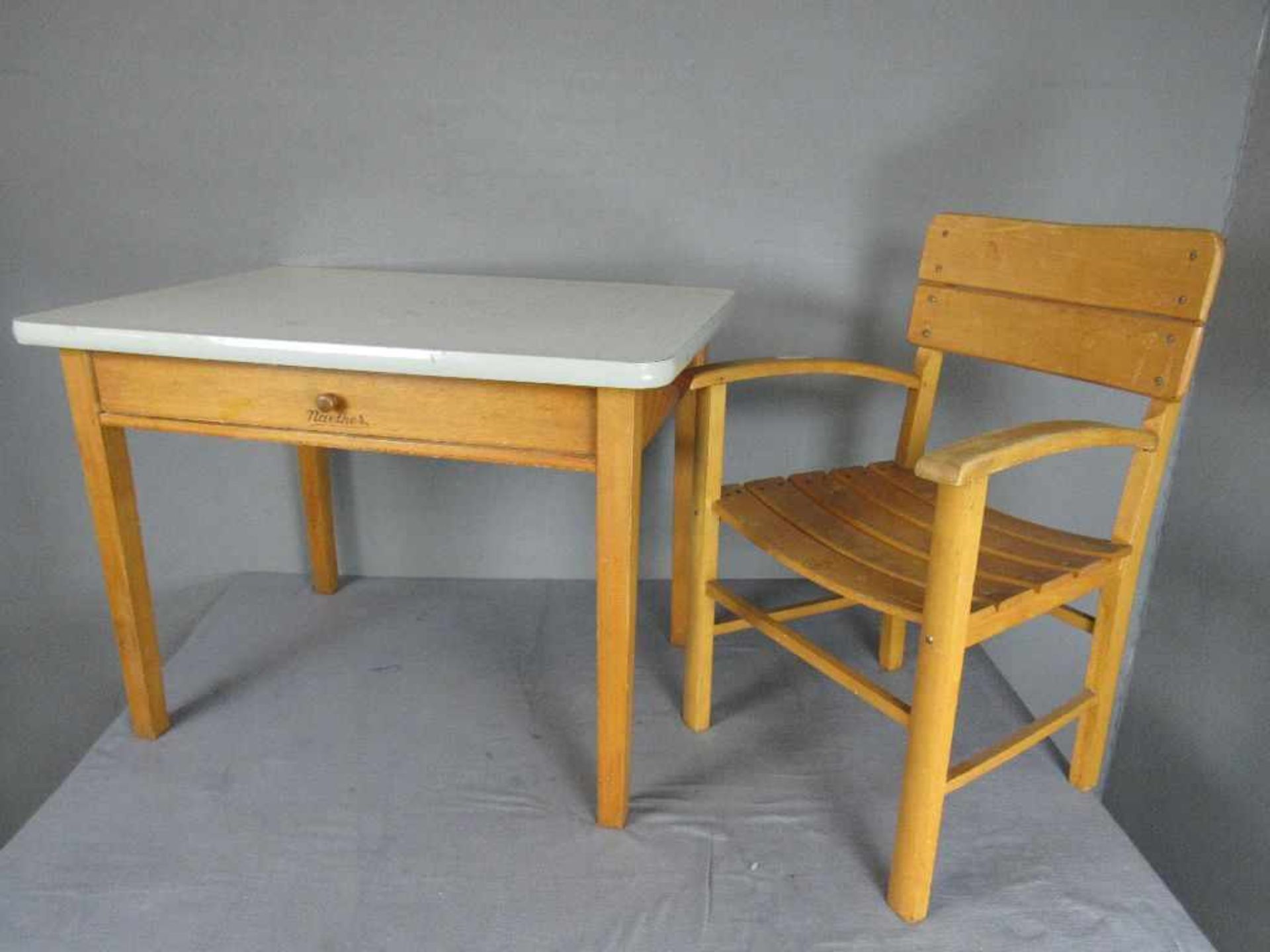 Art Deco Kindertisch und Kinder Armlehnenstuhl Tisch mit Schublade Stuhl rückseitig gemarkt- - -20.