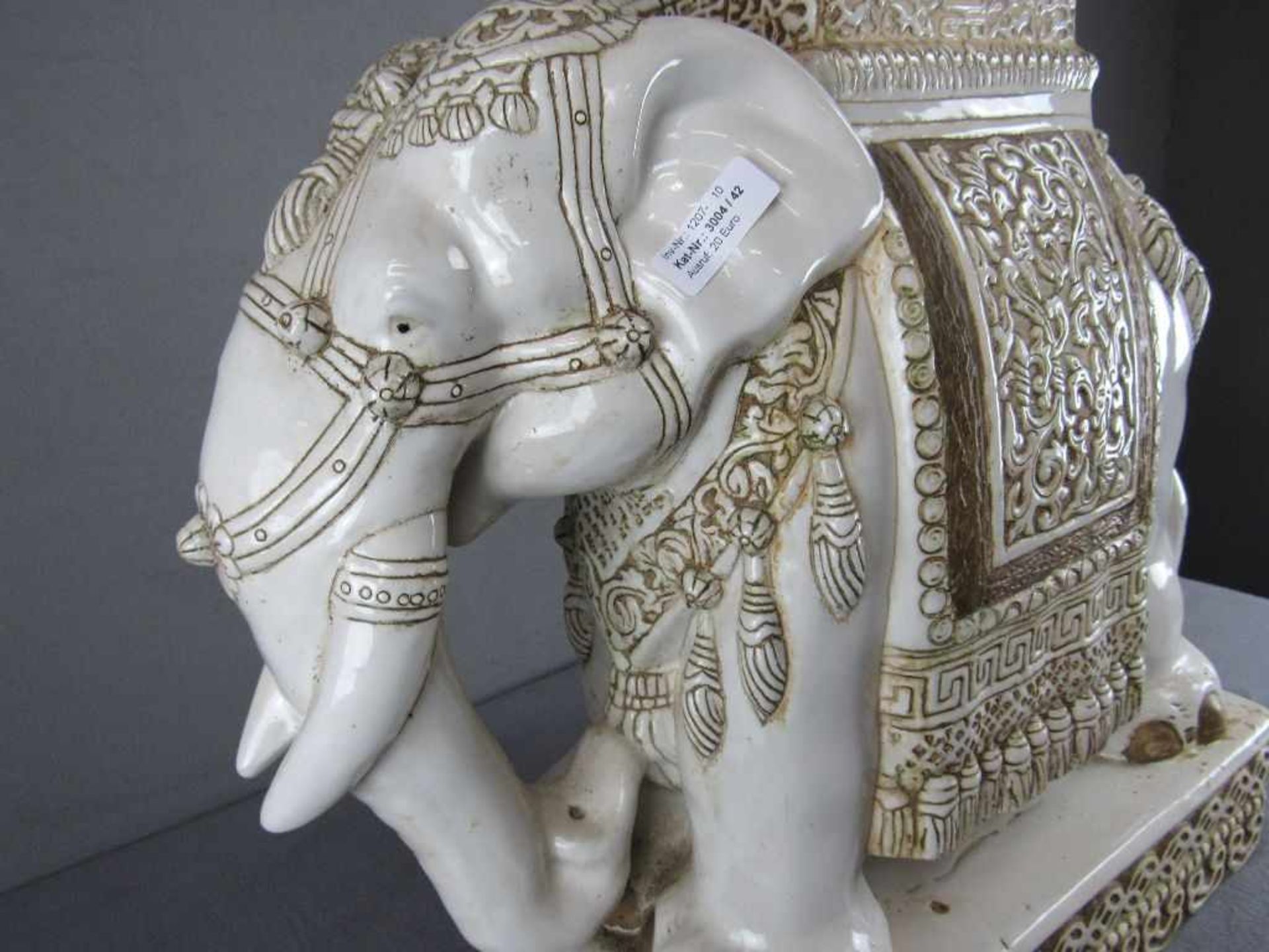 Asiatischer Elefant lasierte Keramik als Blumensäule verwendbar- - -20.00 % buyer's premium on the - Image 6 of 8