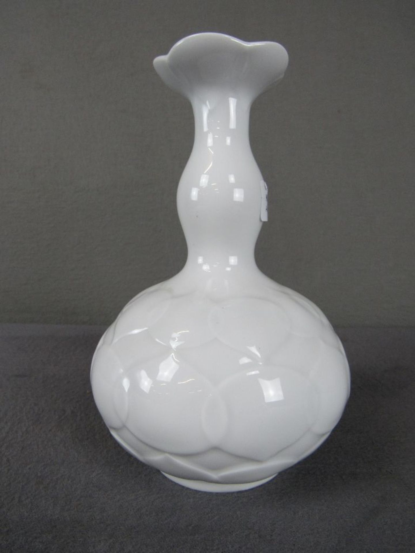 Keulenvase Meissen Schwertermarke Entwurf Ludwig Zepner- - -20.00 % buyer's premium on the hammer