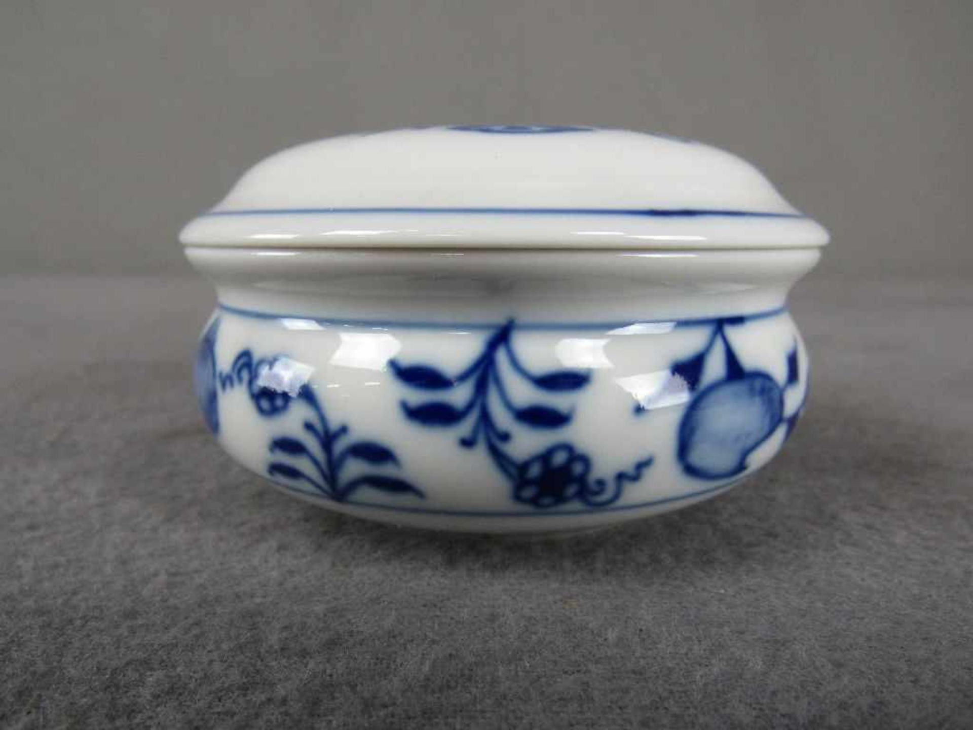 Meissen Schwertermarke Deckeldose Durchmesser 9cm- - -20.00 % buyer's premium on the hammer - Image 2 of 4