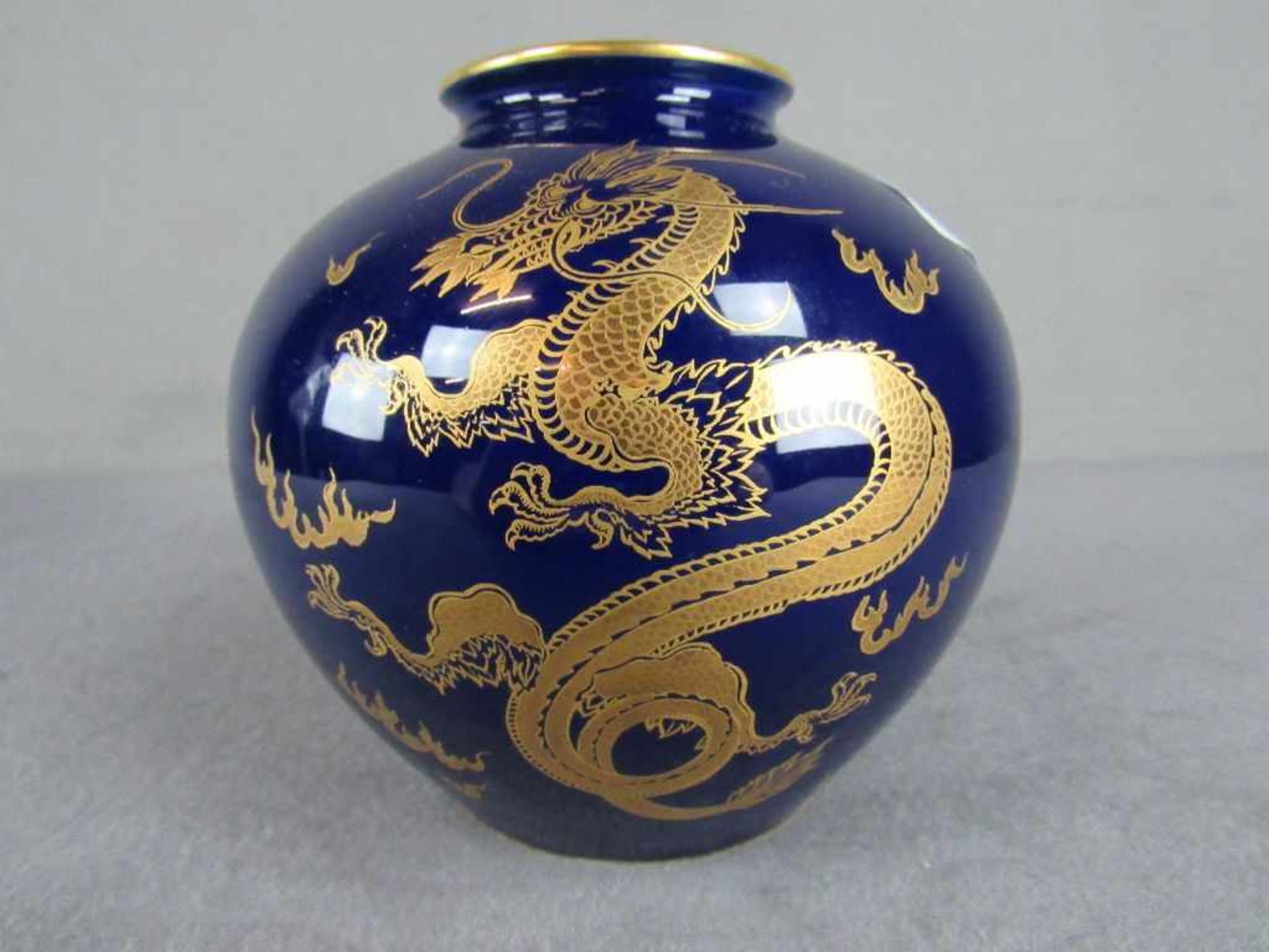 Porzellanvase goldmalerei Drache Rosenthal 14cm hoch- - -20.00 % buyer's premium on the hammer