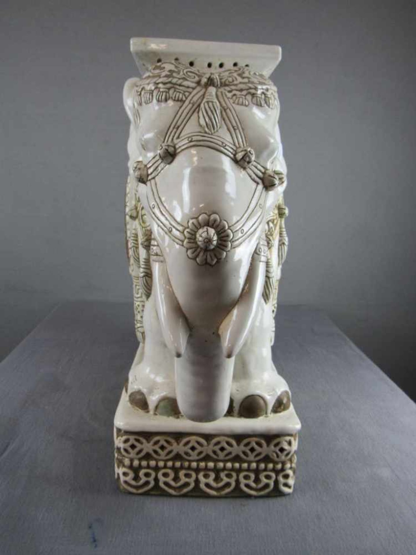 Asiatischer Elefant lasierte Keramik als Blumensäule verwendbar- - -20.00 % buyer's premium on the - Image 2 of 8