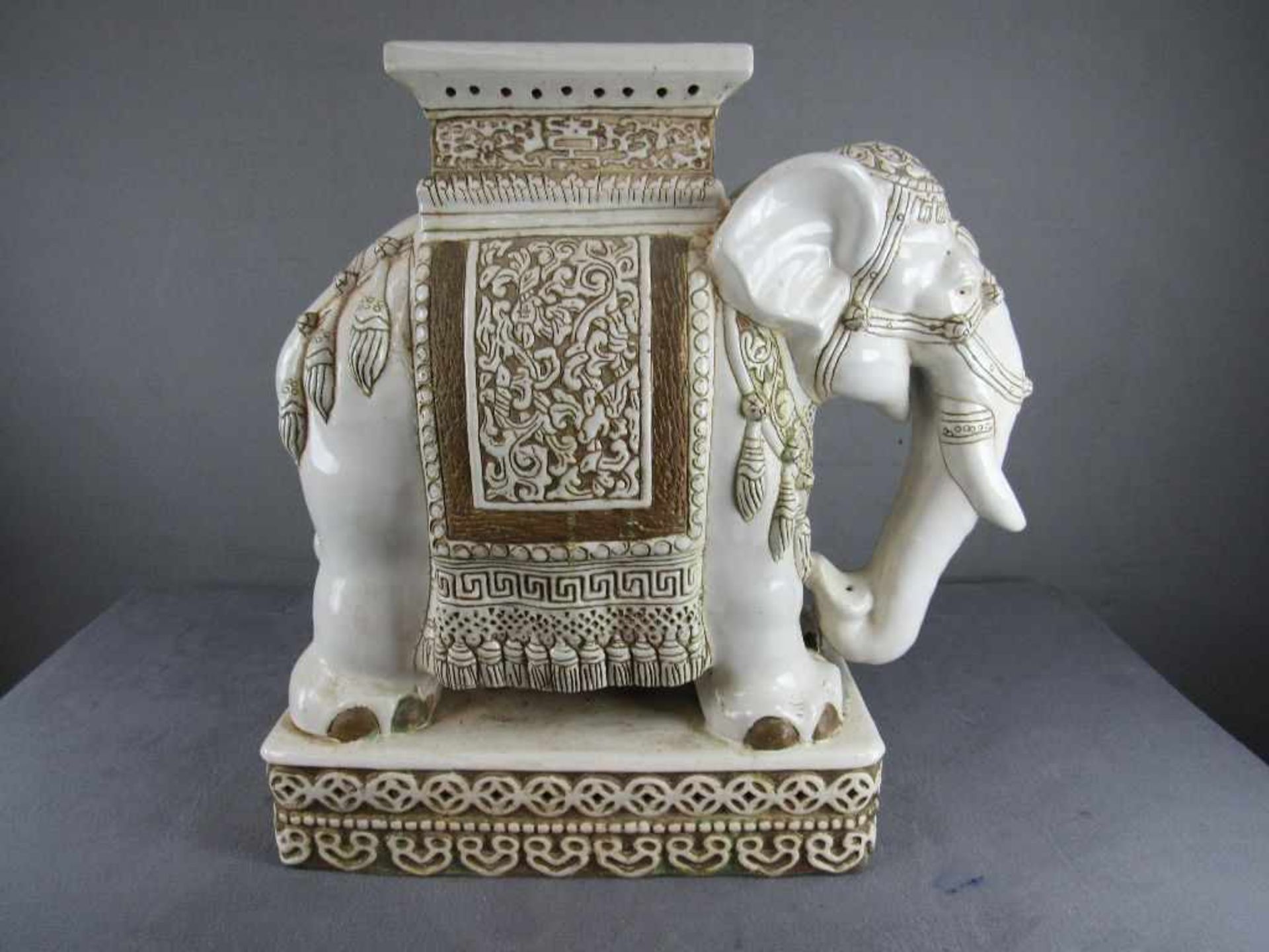 Asiatischer Elefant lasierte Keramik als Blumensäule verwendbar- - -20.00 % buyer's premium on the - Image 3 of 8