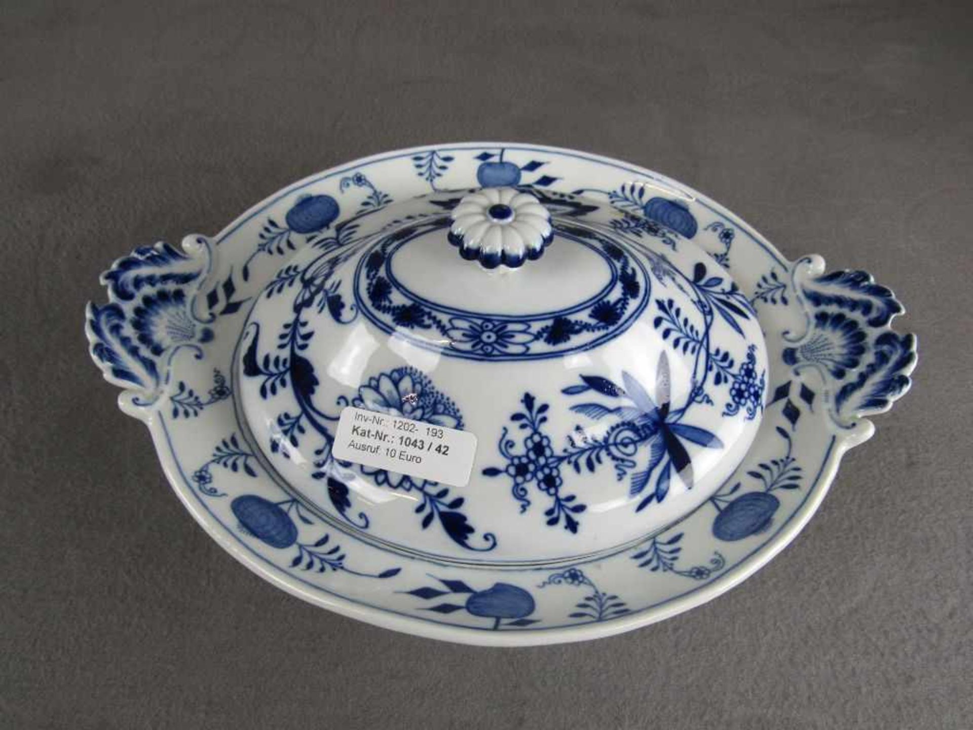 Deckelterriene Meissen Schwertermarke zweite Wahl 33x25cm- - -20.00 % buyer's premium on the