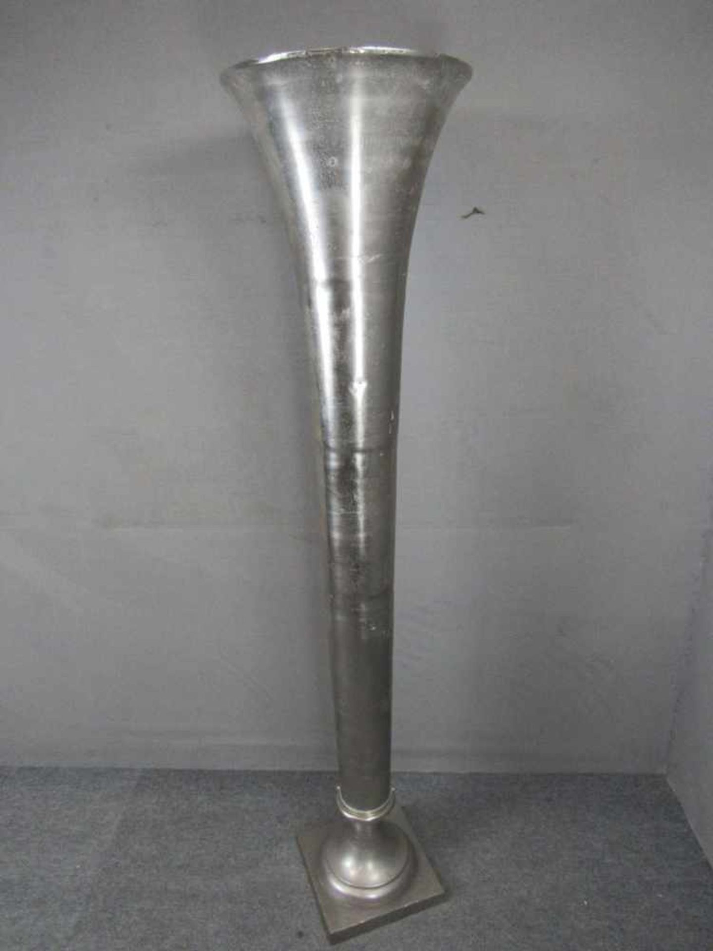 Vase Pokalvase Bodenvase Aluminium Silber Luxus Colmar 180cm gelabelt- - -20.00 % buyer's premium on