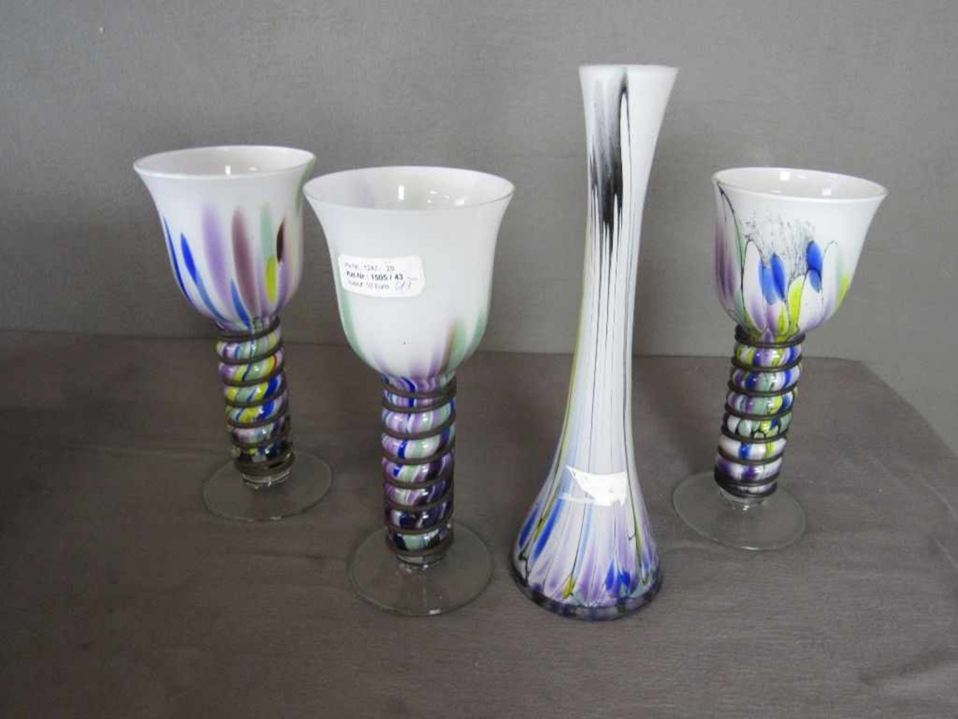 Vier Designer Glasteile handarbeit drei Pokale und Vase farbenfrohes Glas 27-34cm- - -20.00 %