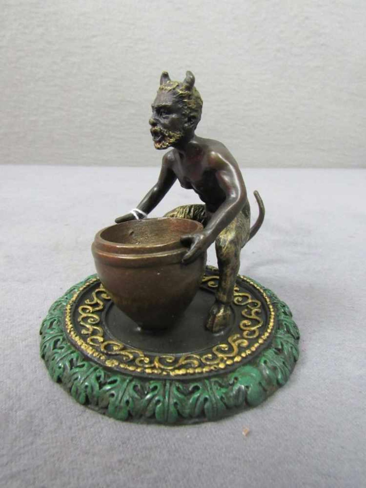 Bronzefigur Faun mit Salzschälchen farbig stafiert unterseits signiert Durchmesser 10 cm- - -20.00 %