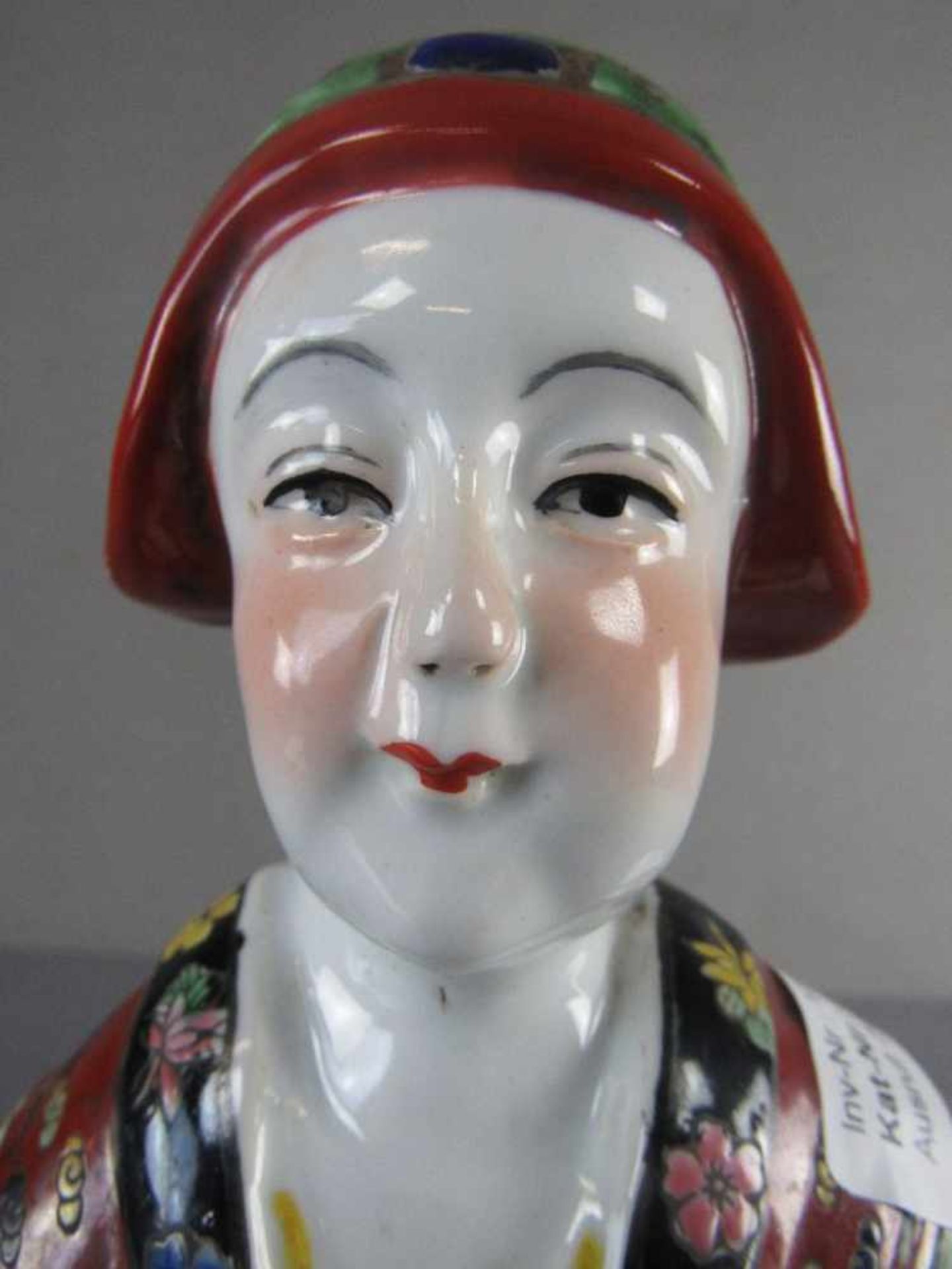 Asiatische Figur Porzellanfigur China Polychrom bemalt voll Plastische Darstellung eines Knaben - Bild 6 aus 6