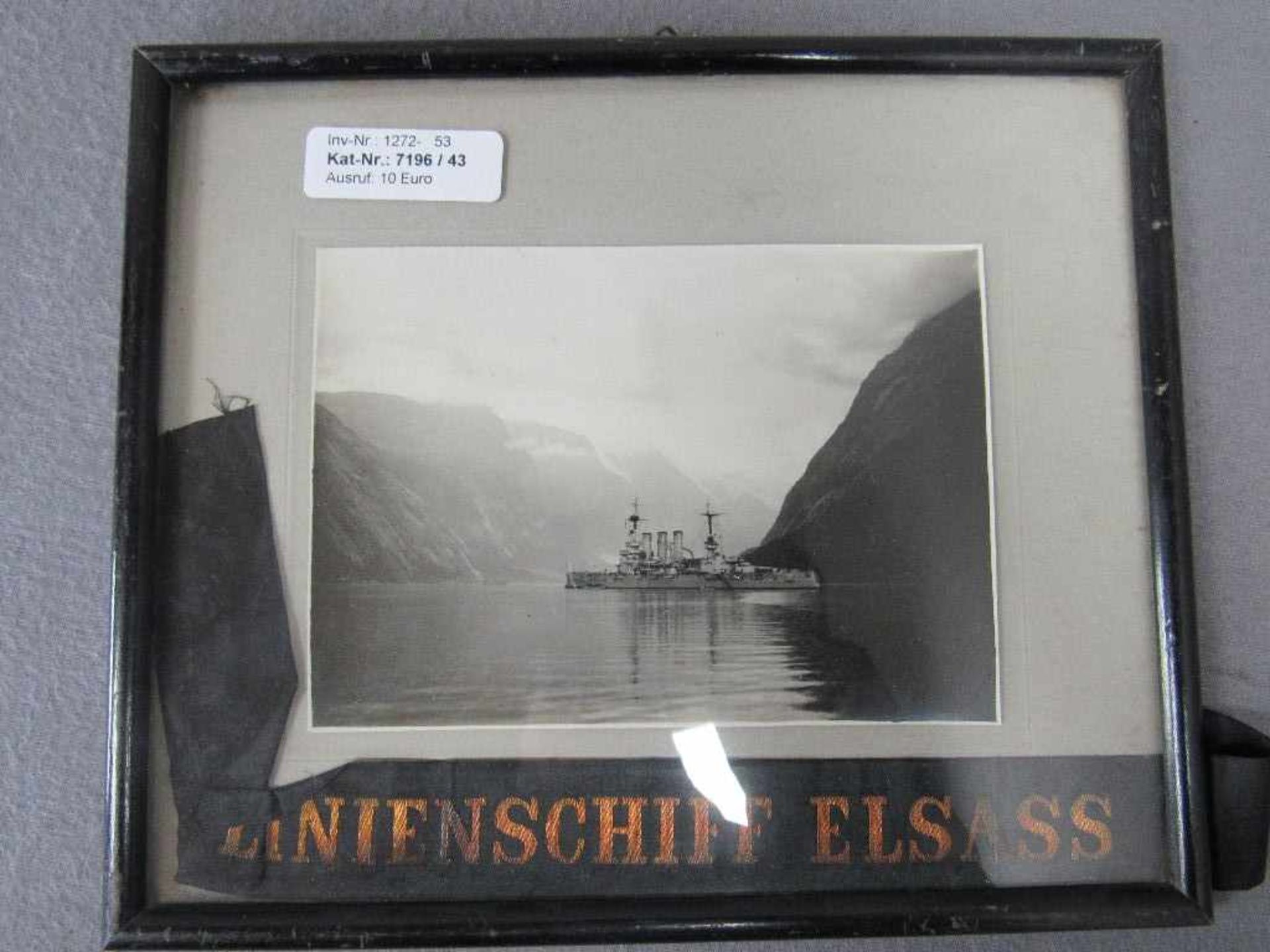 Fotografie gerahmt und Mützenband Kriegsschiff 26x22cm- - -20.00 % buyer's premium on the hammer