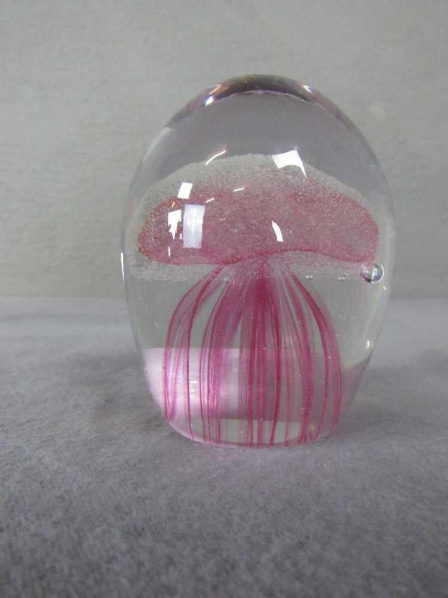 Paperweight innen rosefarbene Dasrstellung einer Qualle 8,5cm hoch- - -20.00 % buyer's premium on - Bild 2 aus 2