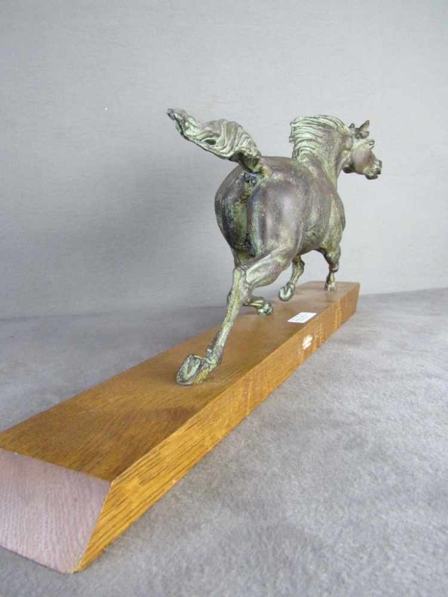 Skulptur Trabendes Pferd Metall ein Bein gebrochen Länge Pferd 49 cm- - -20.00 % buyer's premium - Image 4 of 4