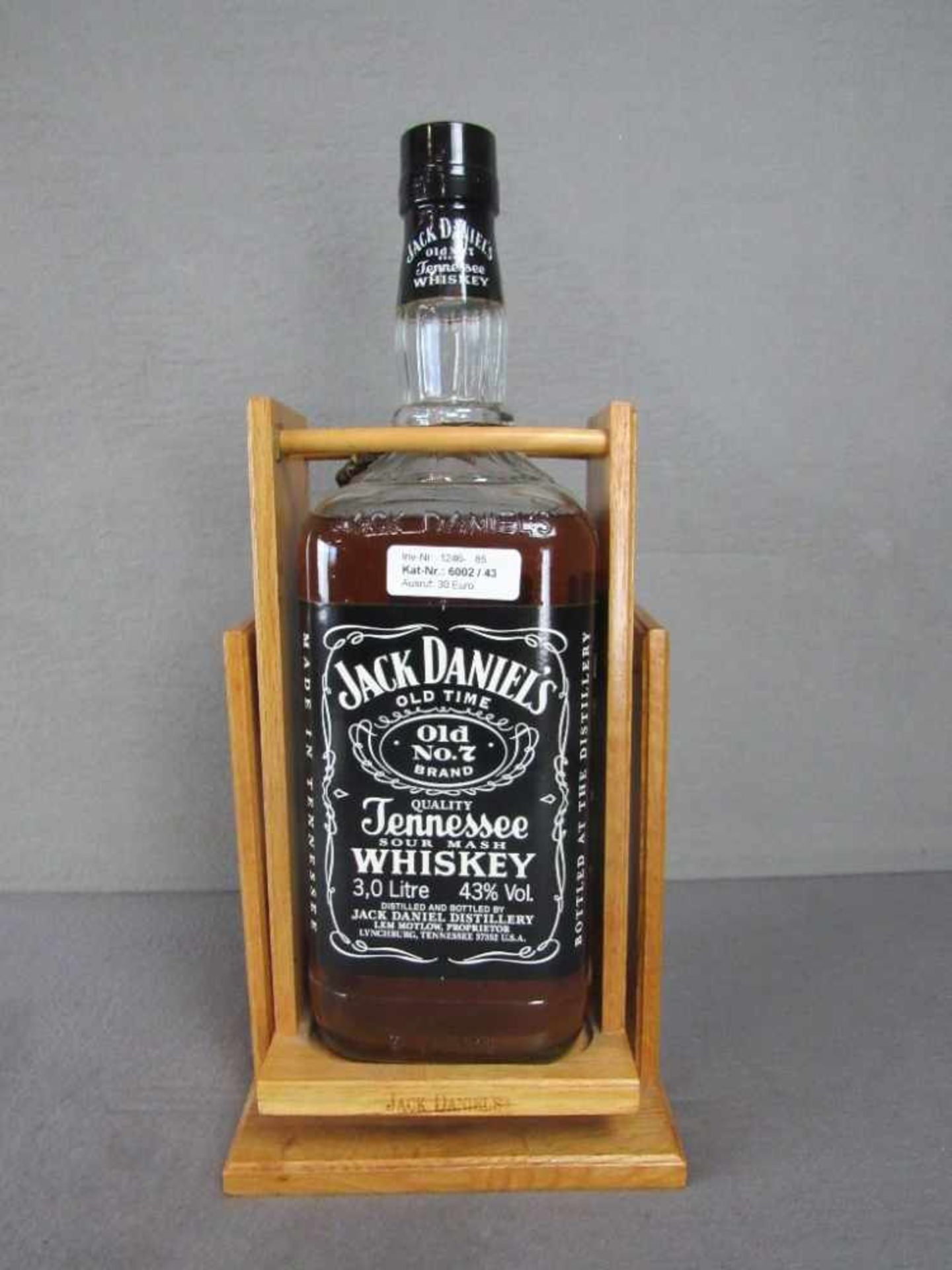 Große Flasche Jack Daniels im original Ausgießer 3 Liter- - -20.00 % buyer's premium on the hammer