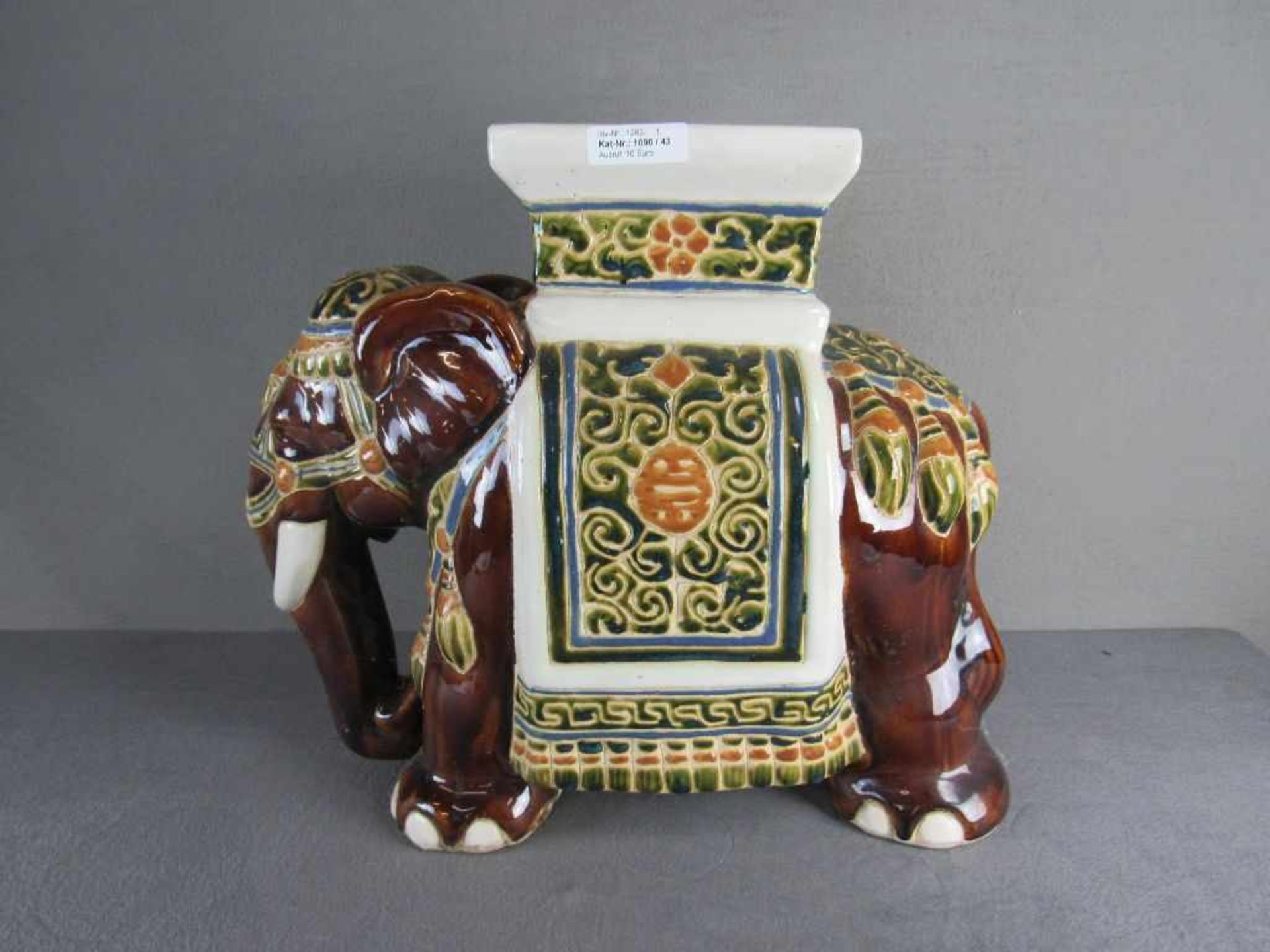 Blumensäule Elefant lasiert 41cm hoch- - -20.00 % buyer's premium on the hammer price19.00 % VAT