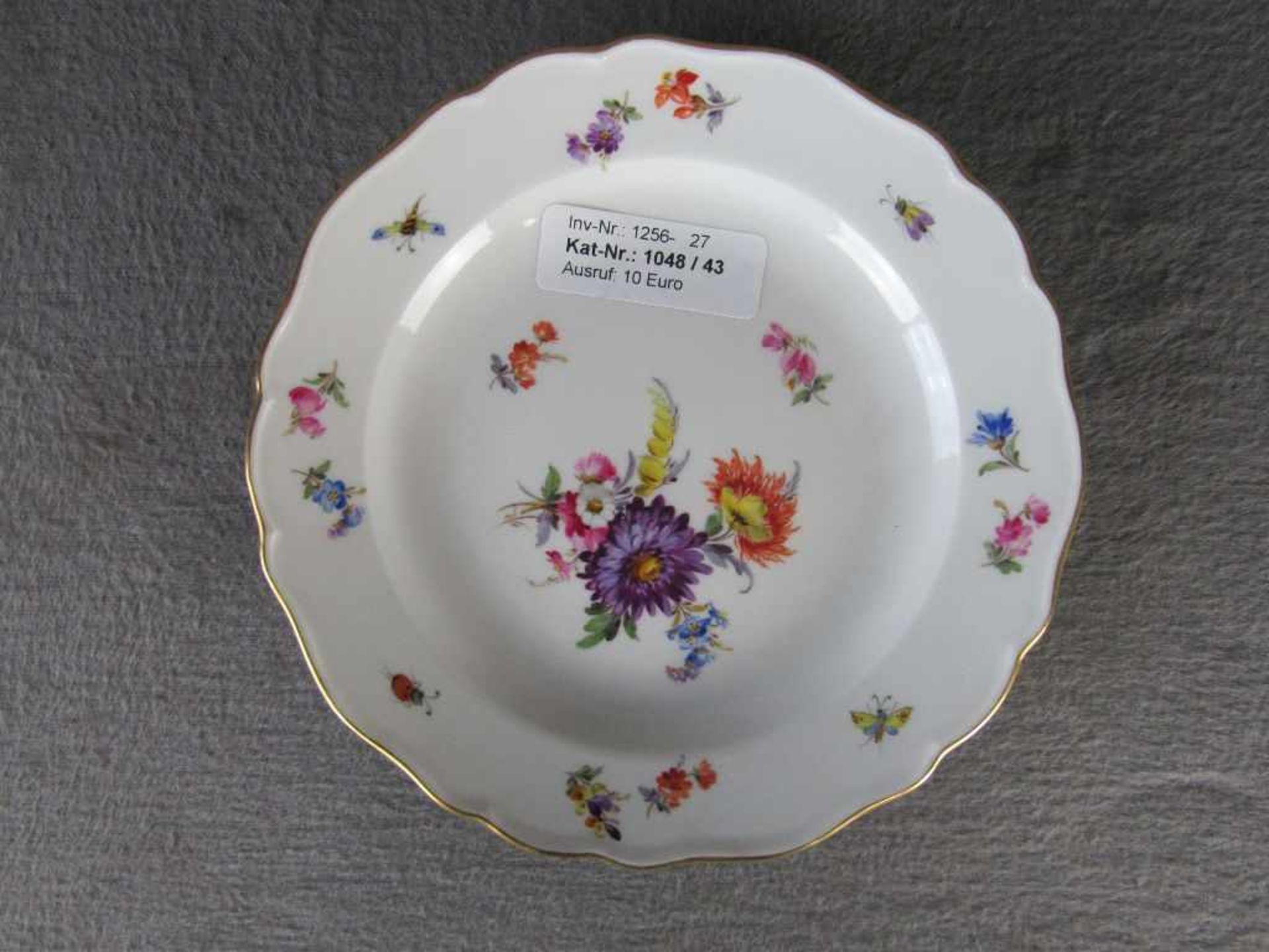 Kleiner Zierteller Meissen Schwertermarke Blumendekor- - -20.00 % buyer's premium on the hammer