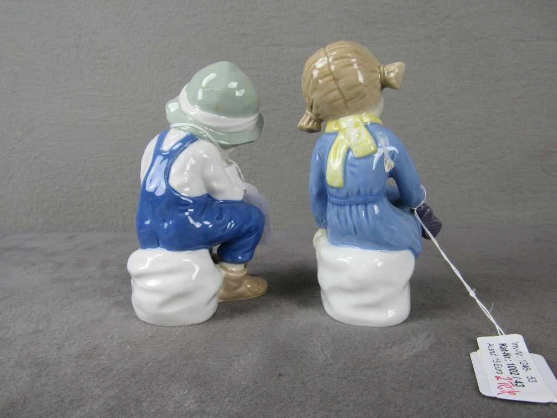 Pärchen Porzellanfiguren zwei Stück nachdenkliche sitzende Kinder ca.16cm hoch Hersteller - Bild 4 aus 4