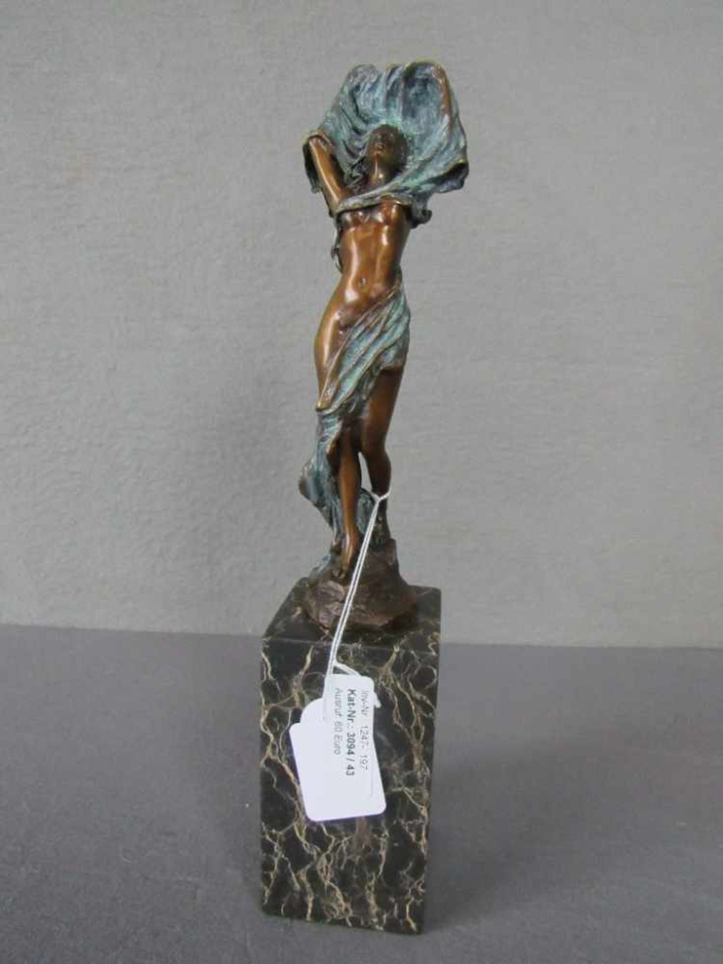 Bronzeskulptur in Jugendstil weiblicher Akt auf Marmor Plinte plakettiert und signiert 35,5cm