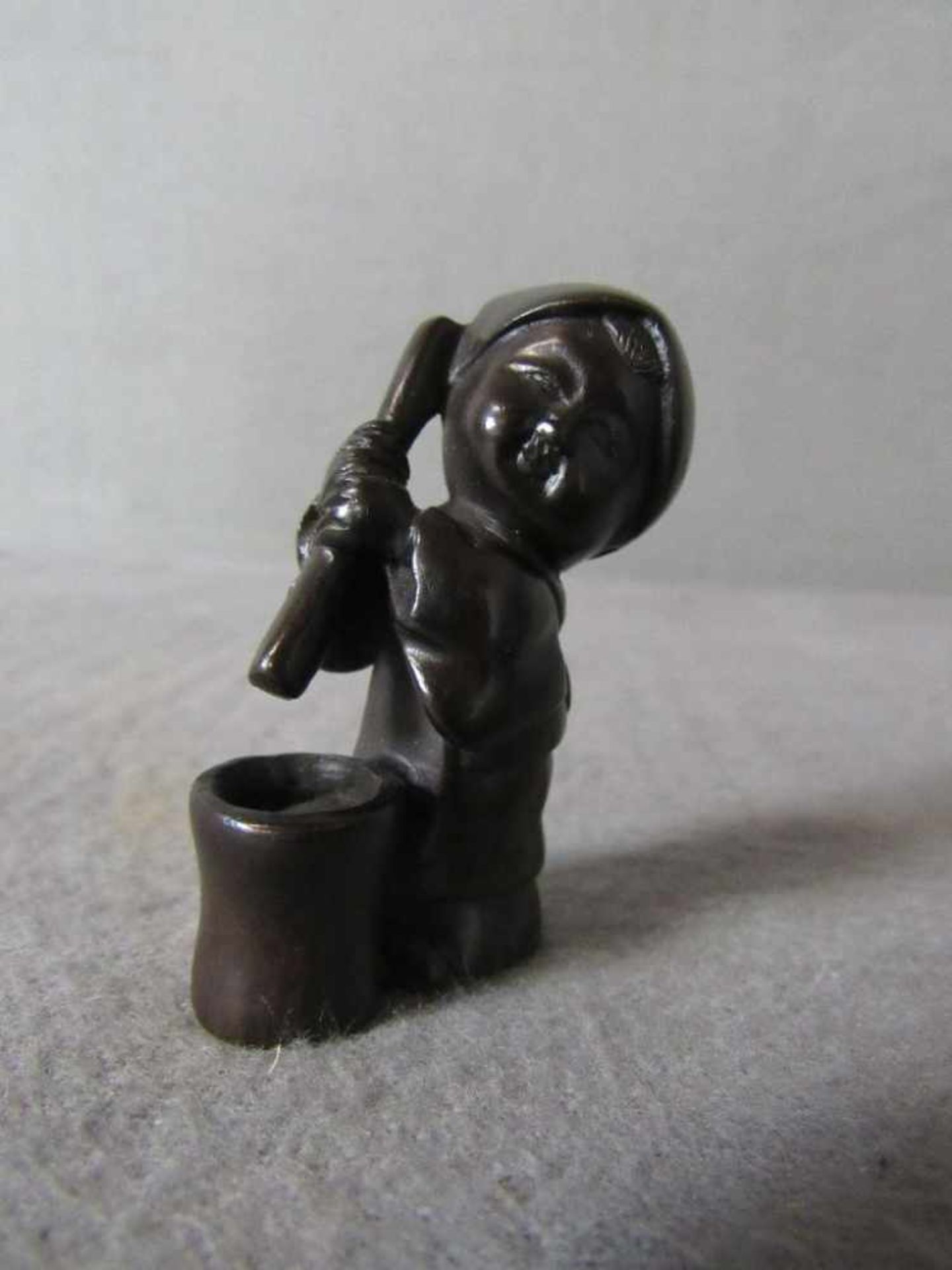 Netsuke Buchsbaum hier: Kind- - -20.00 % buyer's premium on the hammer price19.00 % VAT on buyer's