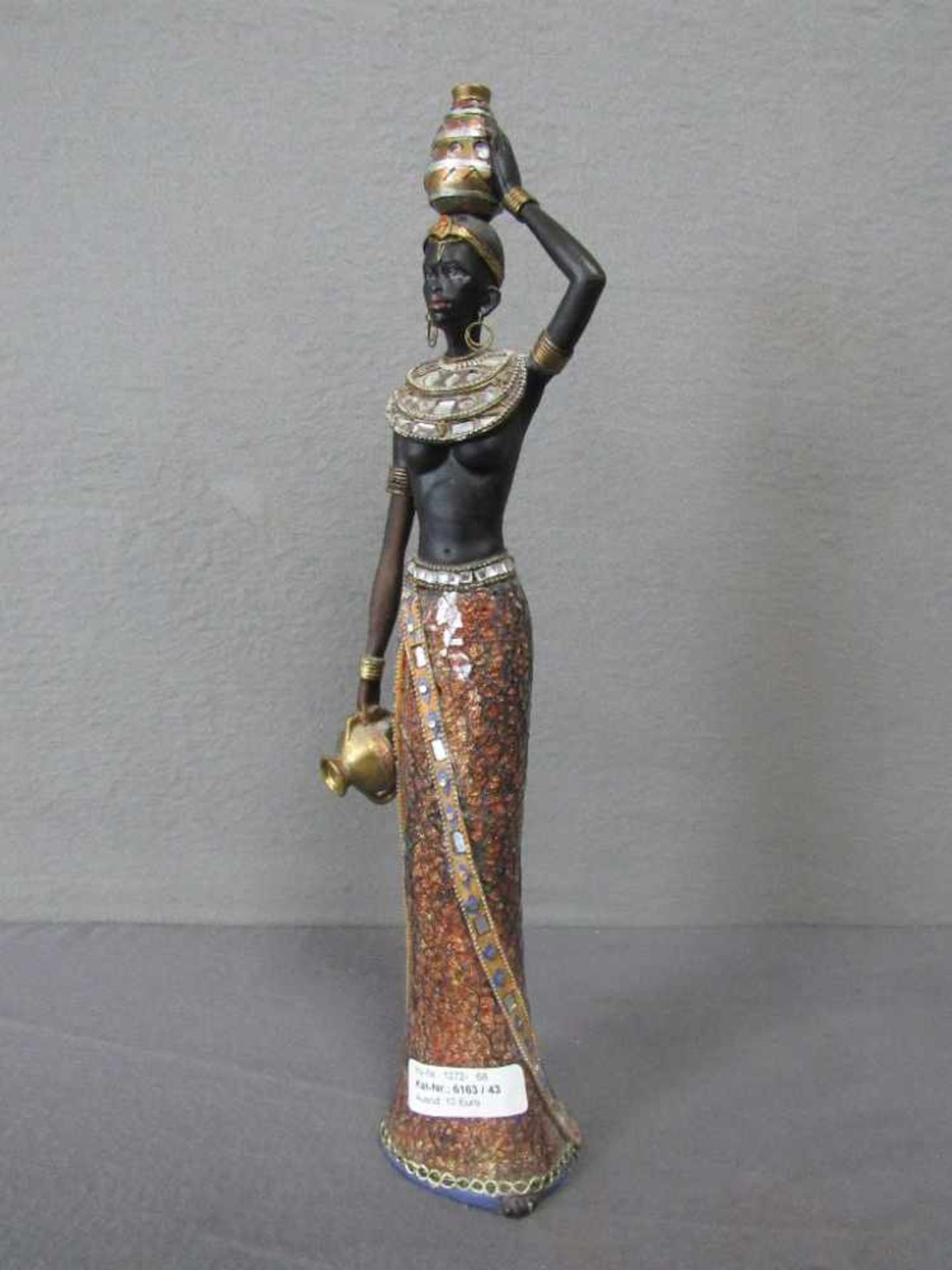 Skulptur einer farbigen Wasserträgerin 40cm hoch- - -20.00 % buyer's premium on the hammer price19.