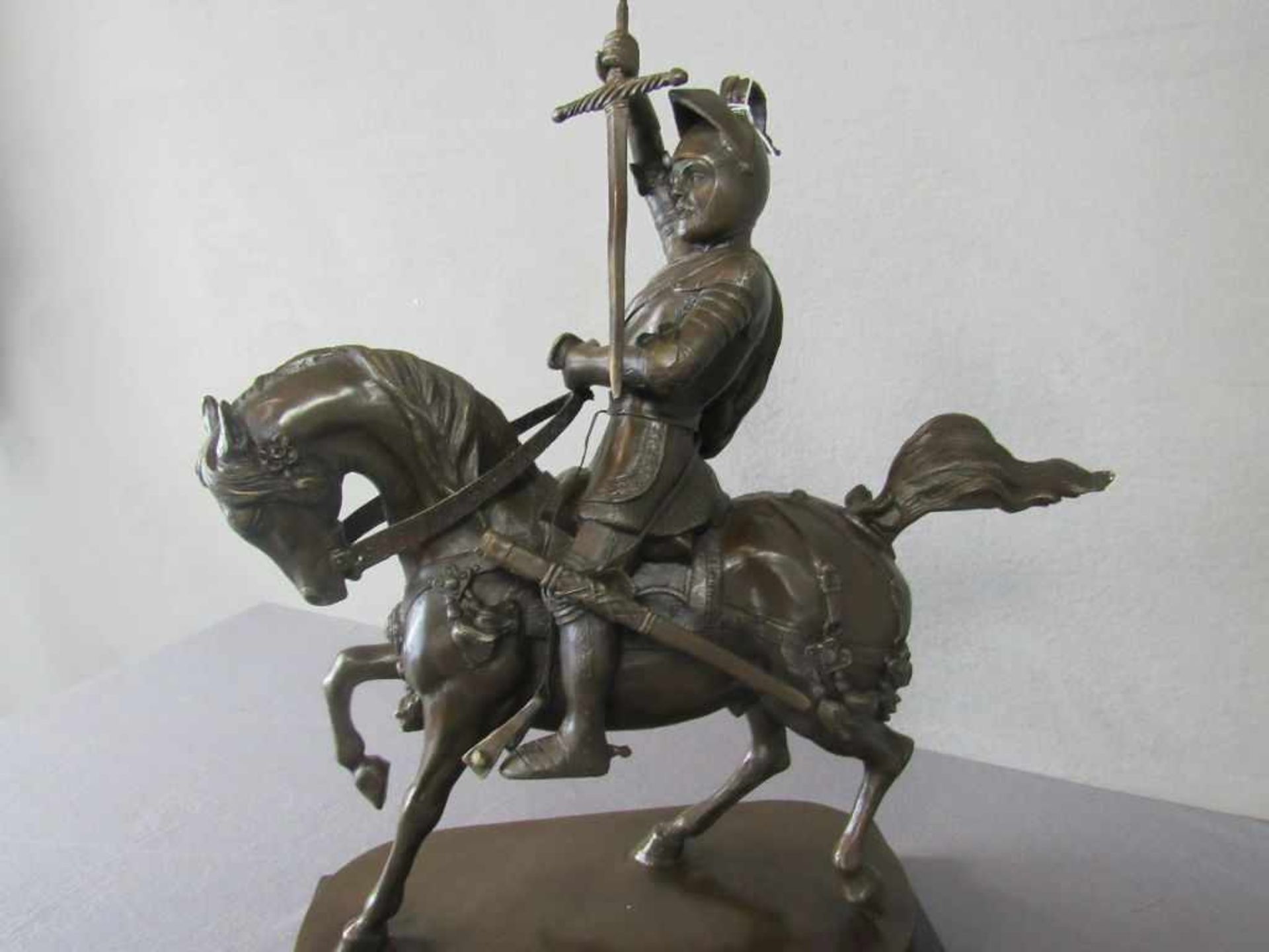 Große Bronzeskulptur dehr detailgetreuer Guß Ritter im Kampf signiert und plakettiert auf - Bild 4 aus 5