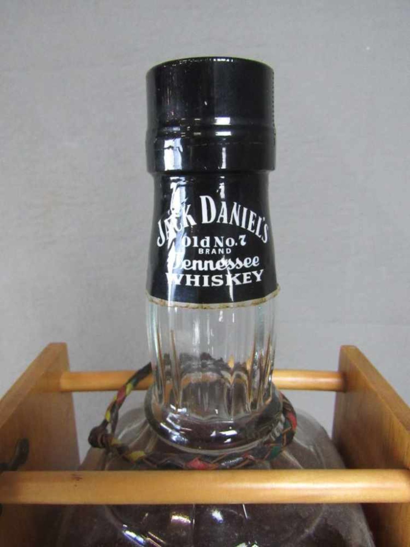 Große Flasche Jack Daniels im original Ausgießer 3 Liter- - -20.00 % buyer's premium on the hammer - Image 4 of 4