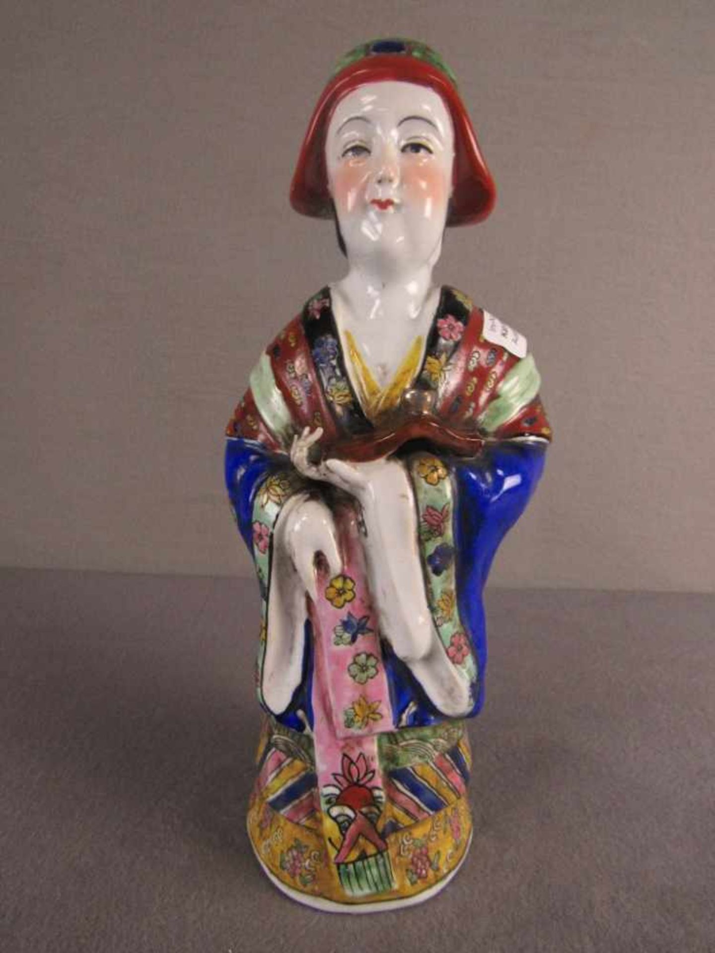Asiatische Figur Porzellanfigur China Polychrom bemalt voll Plastische Darstellung eines Knaben