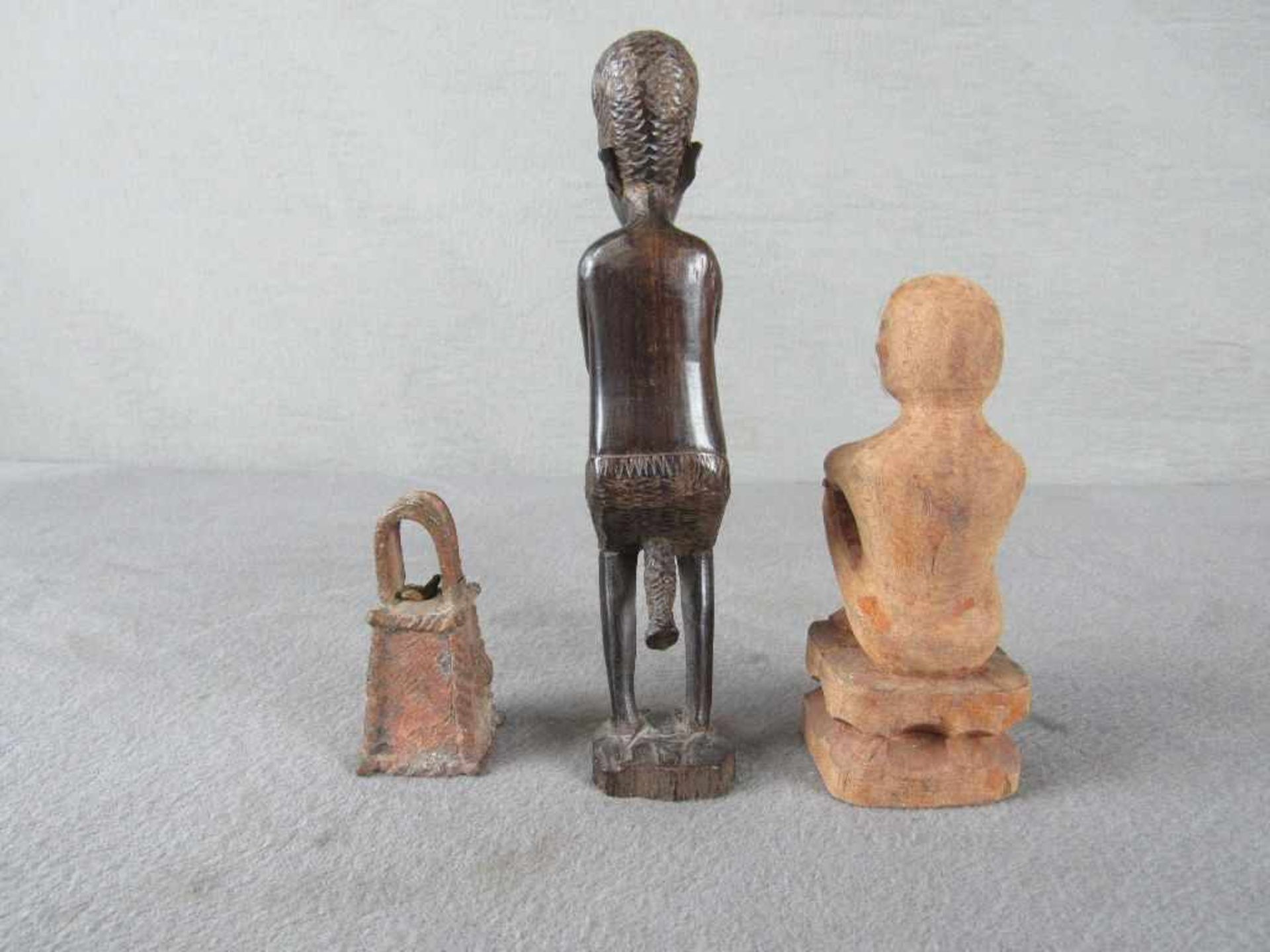 Drei antike afrikanische Skulpturen von 8-19cm- - -20.00 % buyer's premium on the hammer price19. - Image 3 of 3