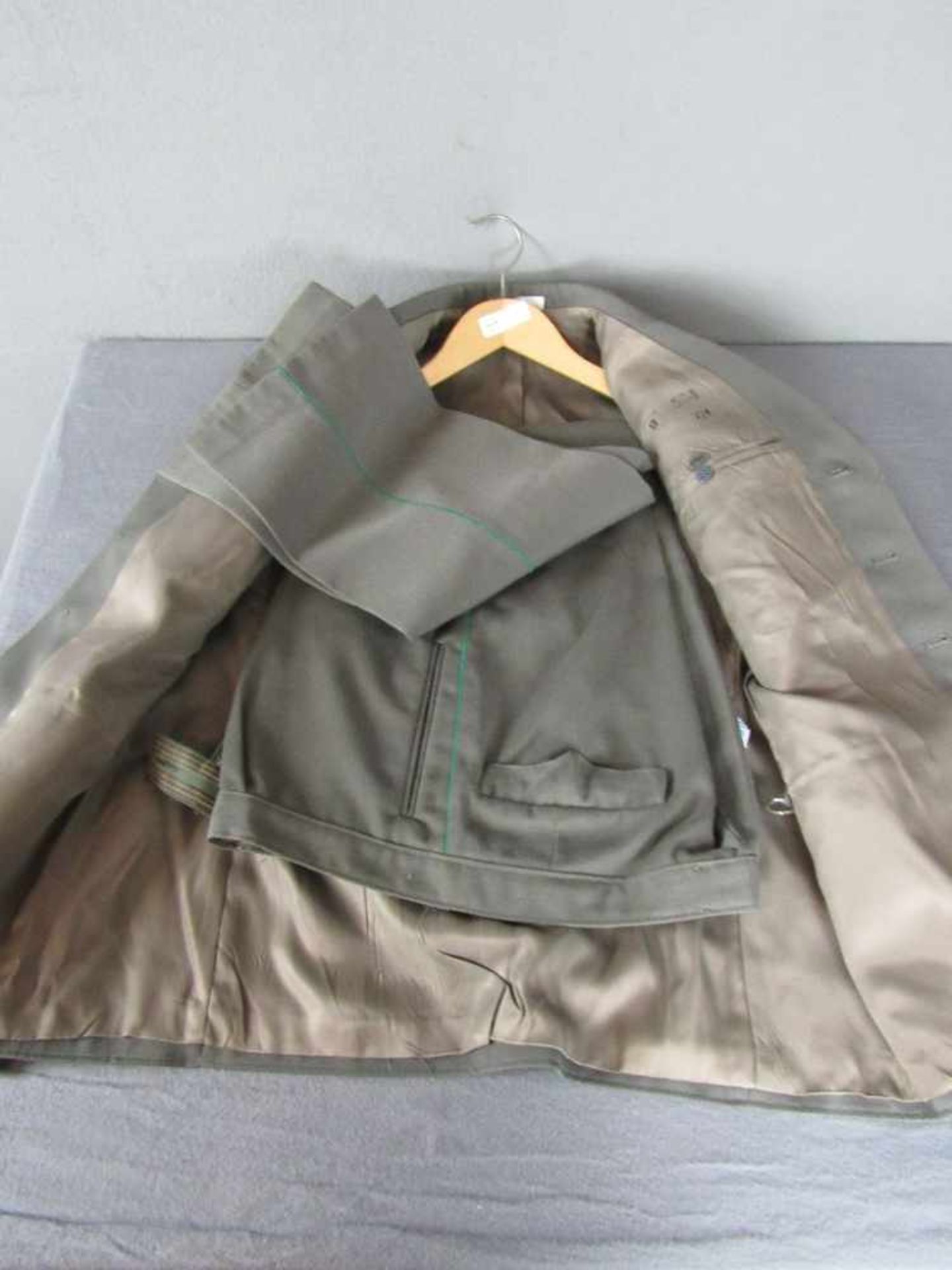 Uniform NVA- - -20.00 % buyer's premium on the hammer price19.00 % VAT on buyer's premium - Bild 3 aus 3